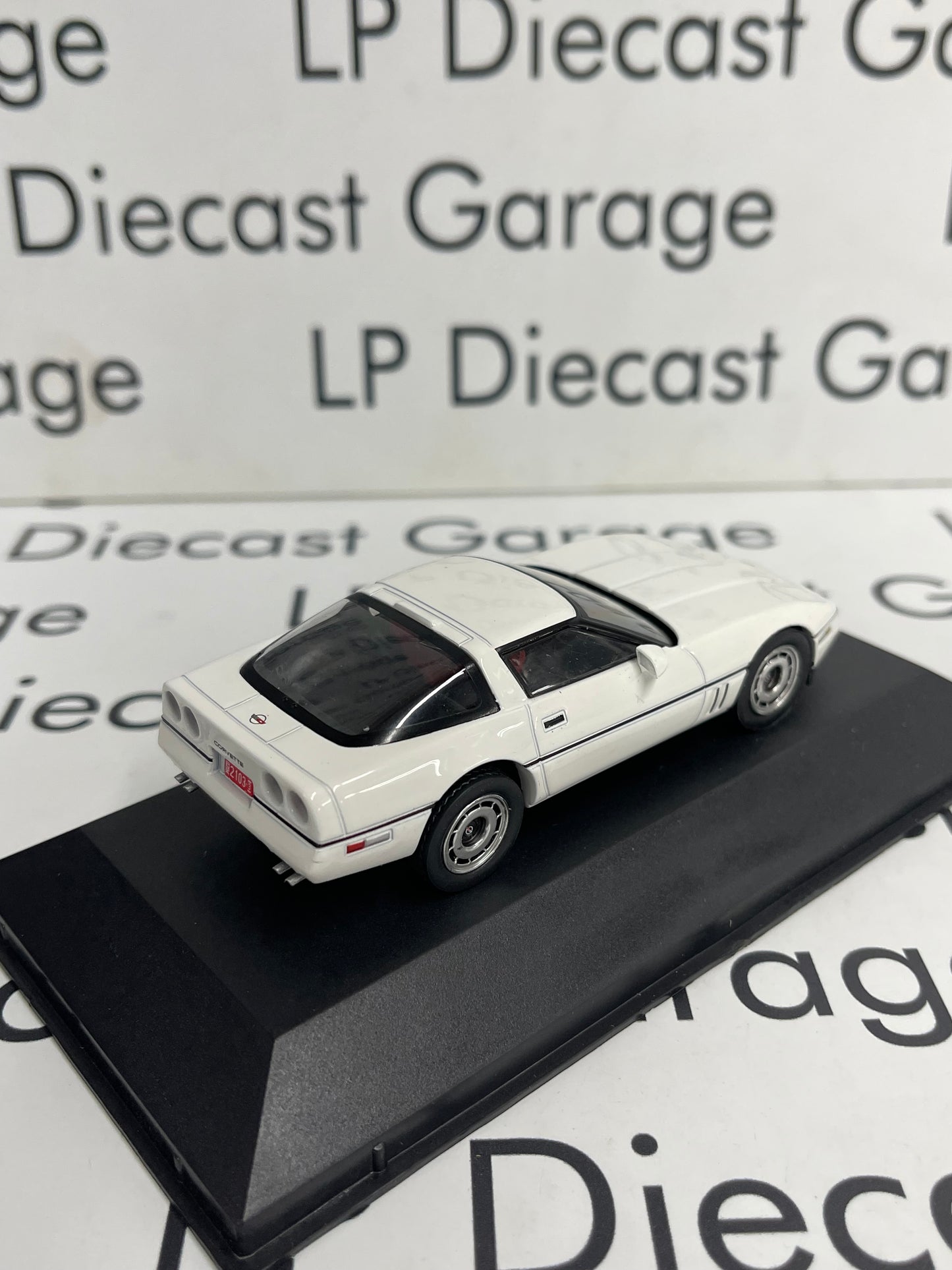 EDICOLA 1984 Chevrolet Corvette C4 White 1:43 Diecast