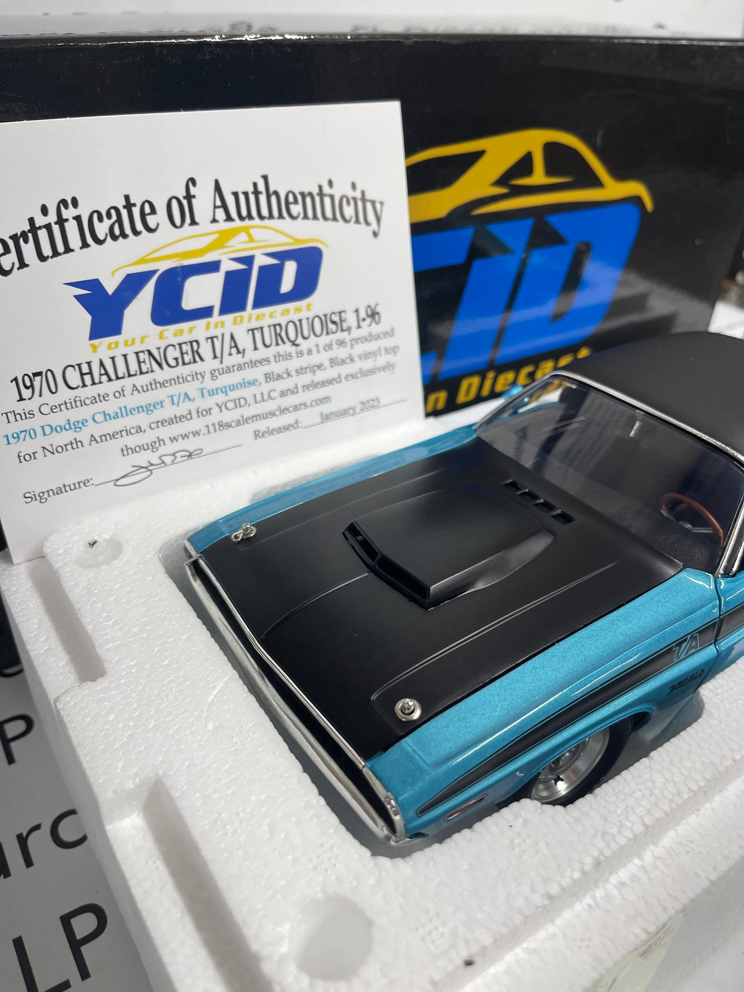 ACME YCID 1970 Dodge Challenger T/A Turquise w/ Black Stripe 1:18 Diecast A1806022LTVTY