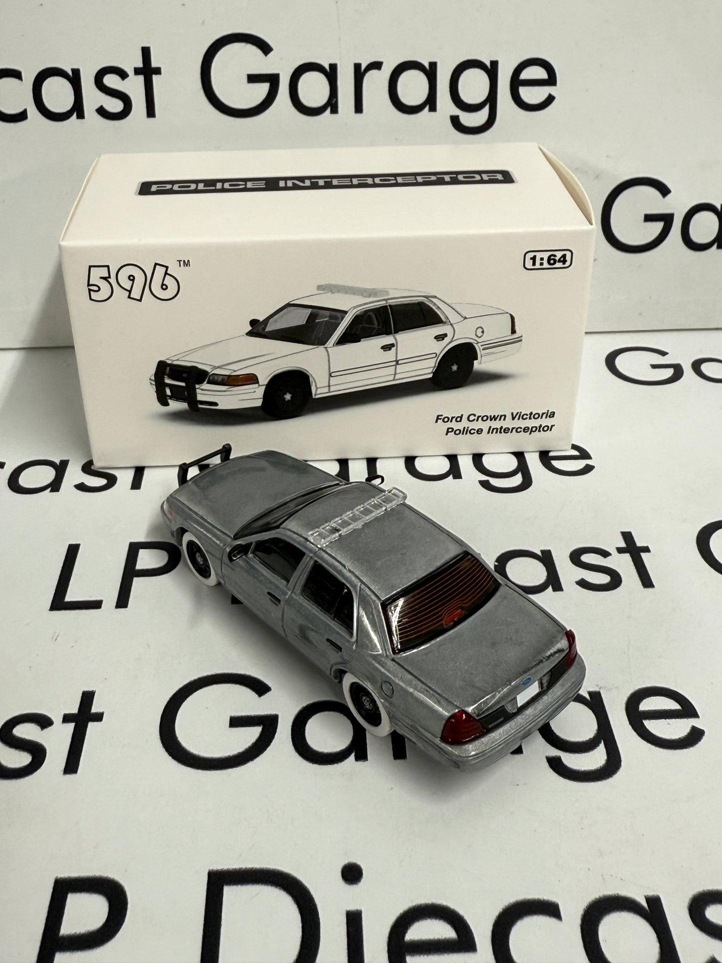 RAW CHASE 596 Model Ford Crown Victoria White Police Interceptor 1:64 Diecast