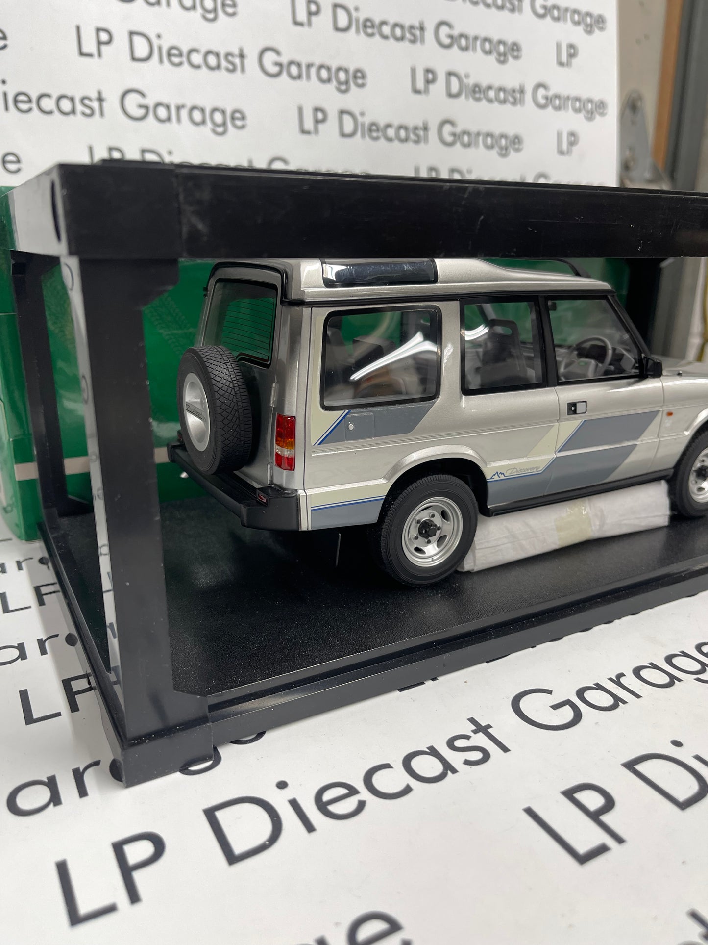 CULT Scale Models Land Rover Discovery MK1 Silver Metallic 1:18 Scale Resin Model