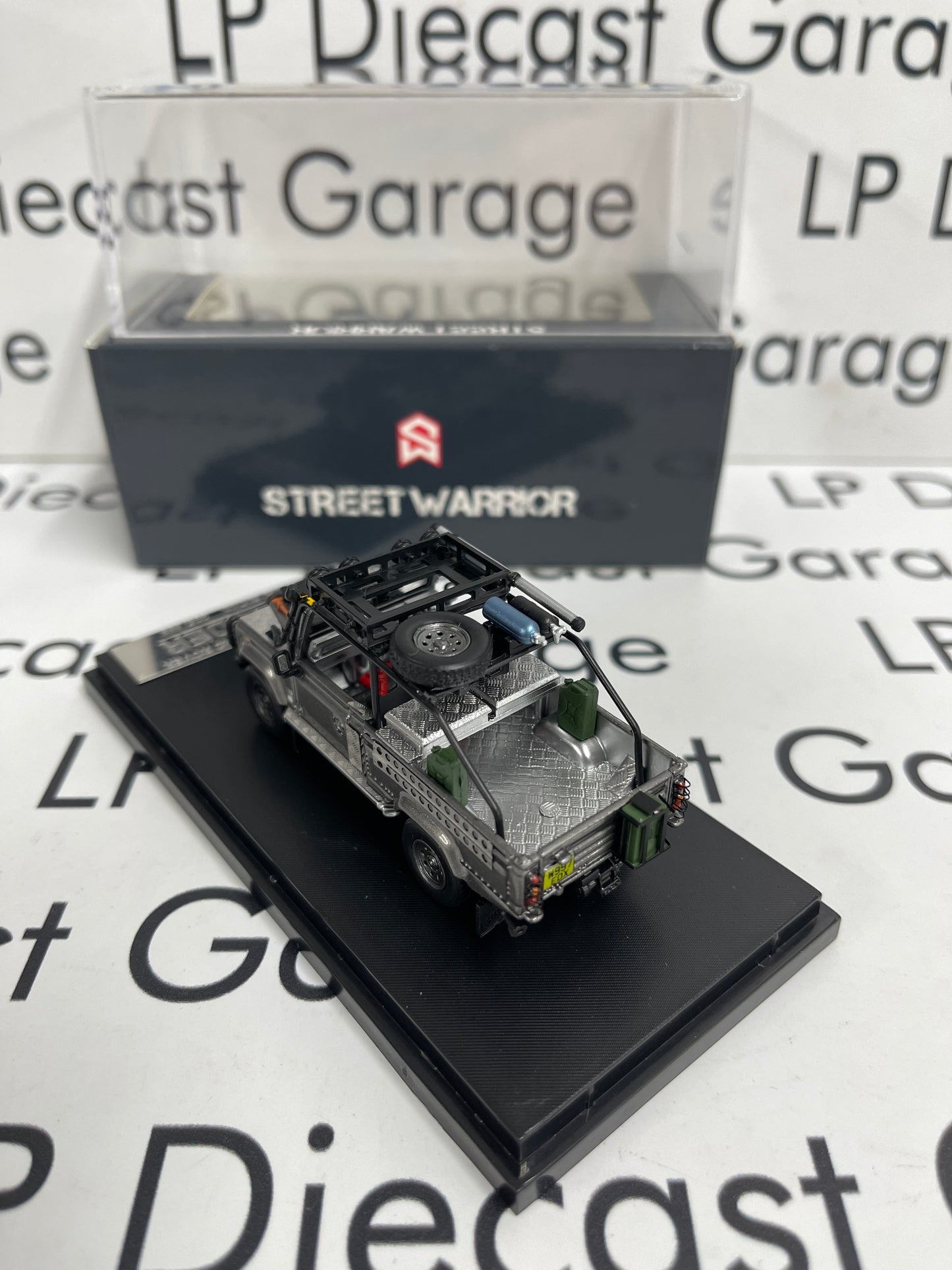 STREET WARRIOR Land Rover Defender Tomb Raider 1:64 Diecast Ghost Player