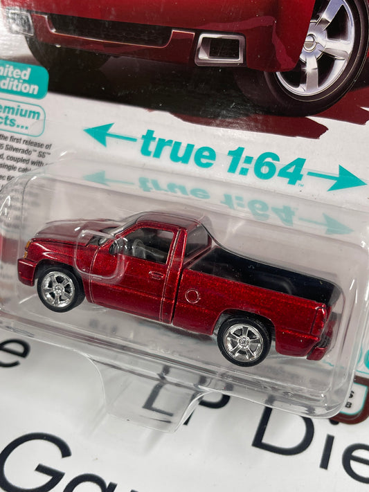 AUTO WORLD 2005 Chevy Silverado SS Red 1:64 Diecast Muscle Trucks