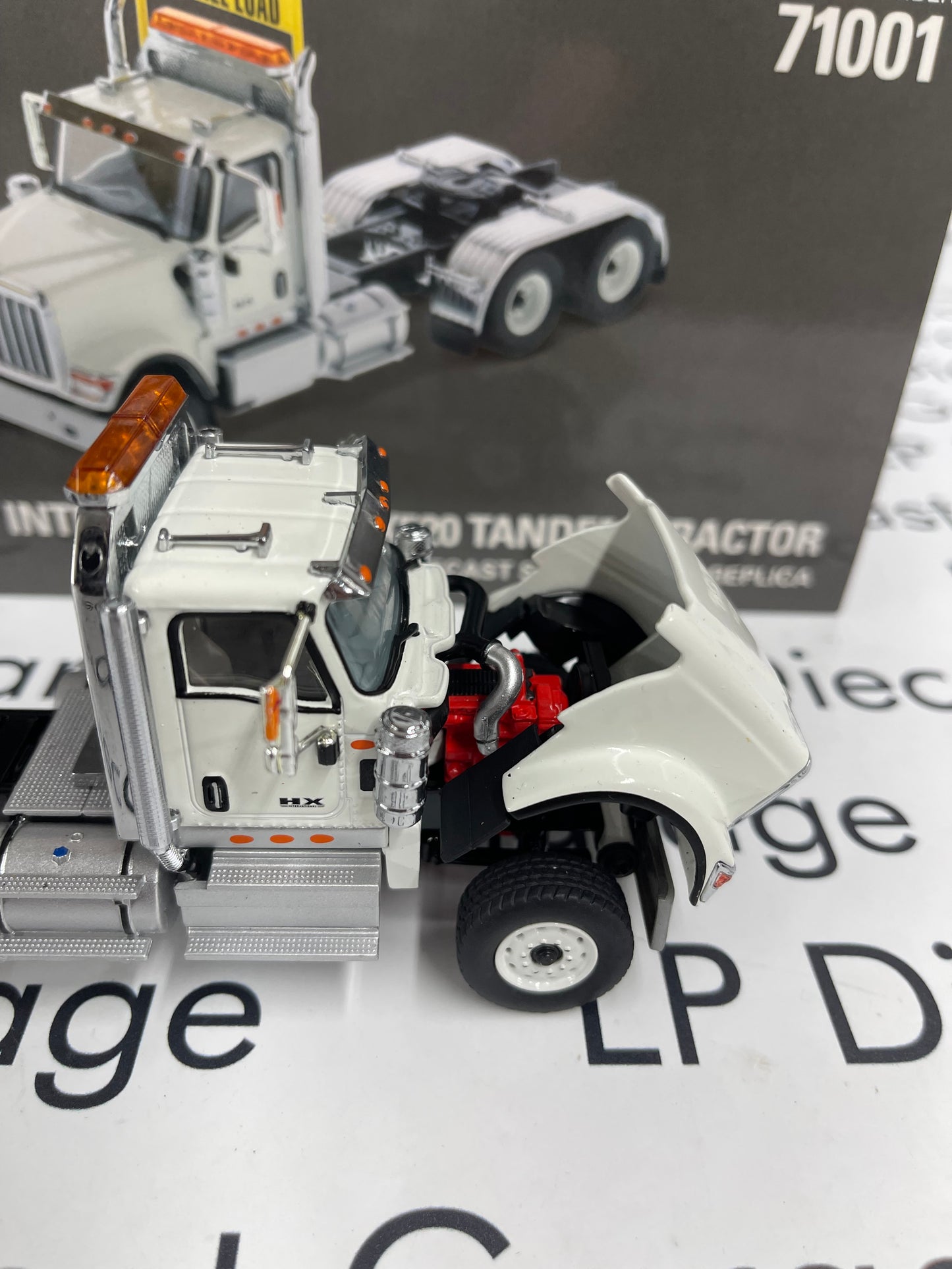 DIECAST MASTERS International HX520 Tandem Tractor White Semi 1:50 Diecast