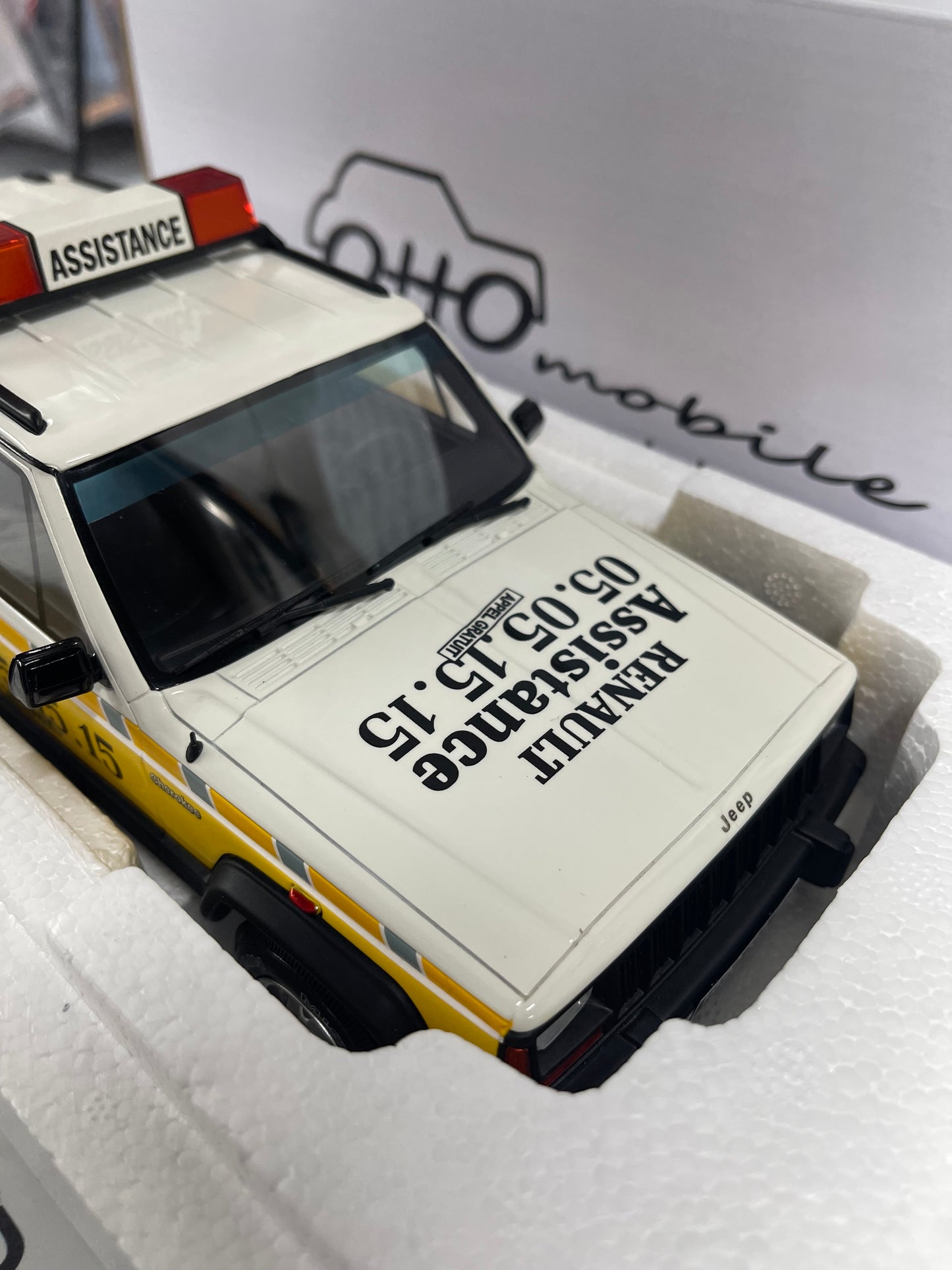 OTTO MOBILE Jeep Cherokee XJ Renault Assistance White 1:18 Scale Resin Model OT939