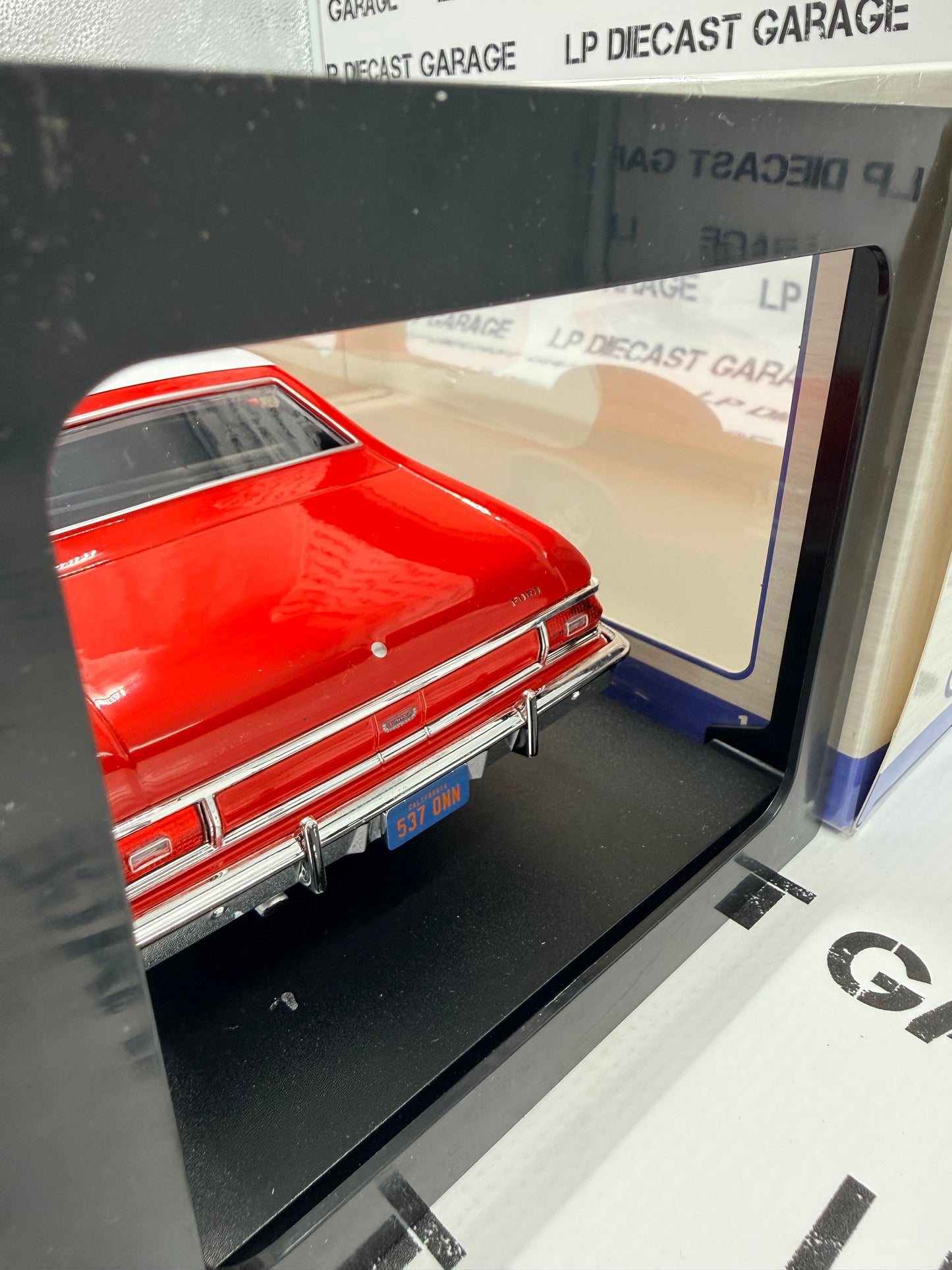 MCG Model Car Group 1975 Ford Gran Torino Starsky & Hutch 1:18 Diecast