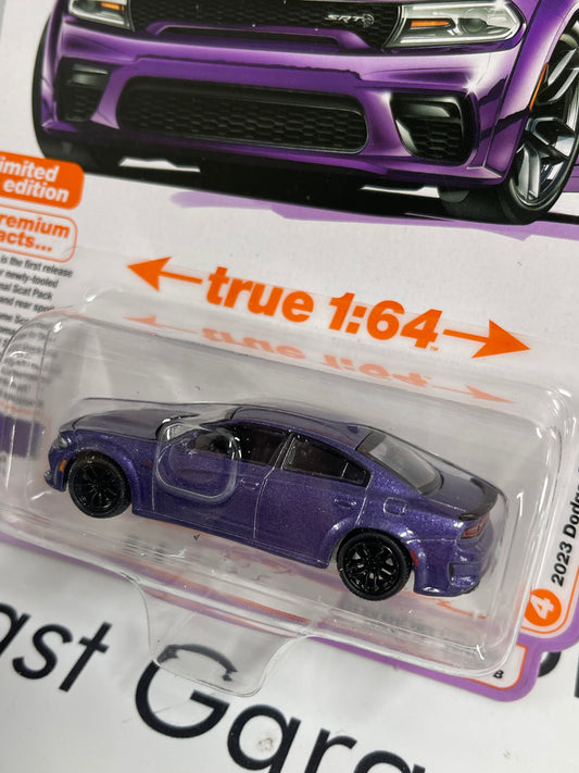 AUTO WORLD 2023 Dodge Charger R/T Scat Pack Plum Crazy 1:64 Diecast Modern Muscle
