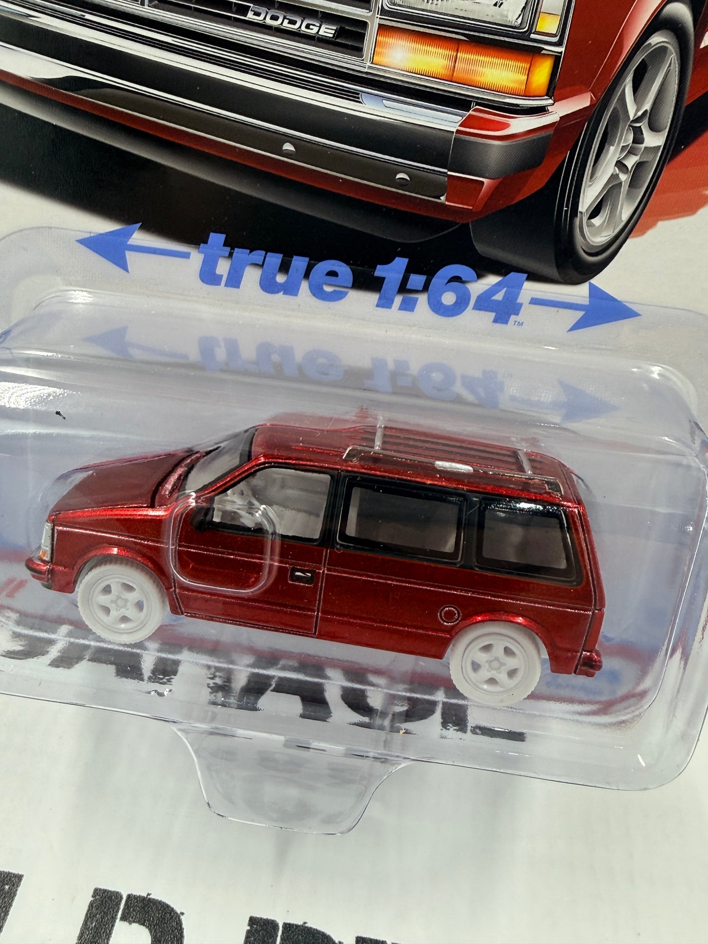 ULTRA RED CHASE AUTO WORLD 1989 Dodge Caravan Turbo Red 1:64 Diecast Mighty Minivans