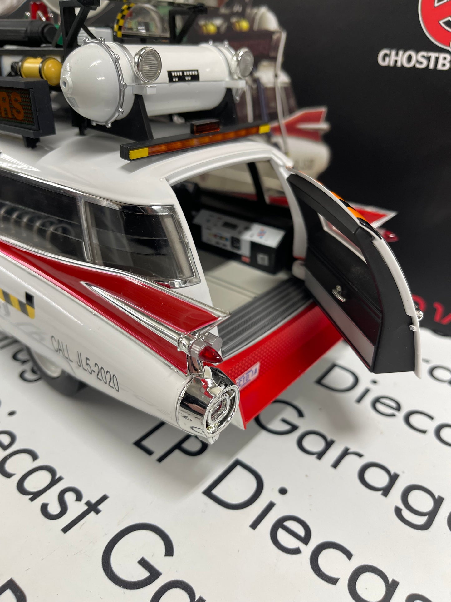 HOT WHEELS Ghostbusters II Ecto 1 Cadillac Ambulance 1:18 Diecast Elite