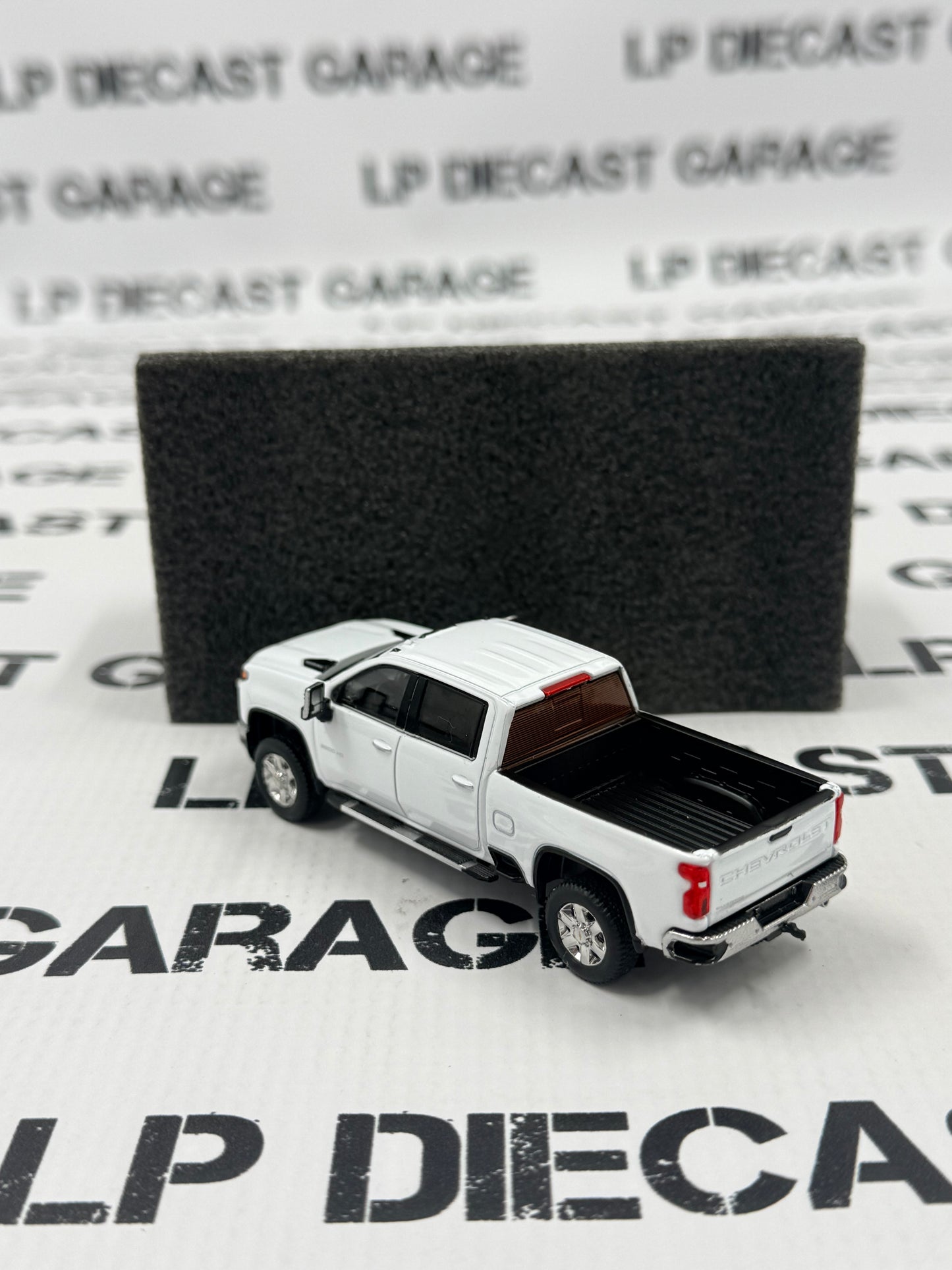 MODEL TRUCK 2023 Chevrolet Silverado 2500HD White 1:64 Diecast