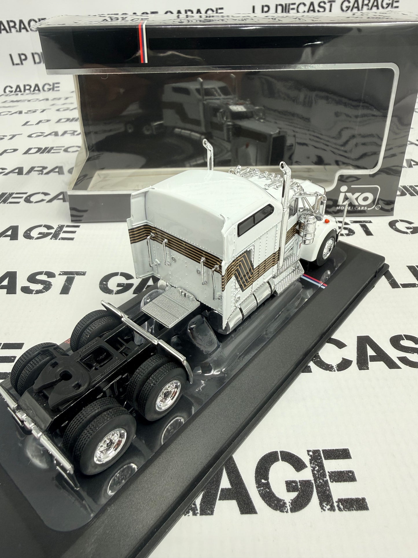 IXO Models 1995 Kenworth W900 White w/ Gold Stripe Semi Truck 1:64 Diecast