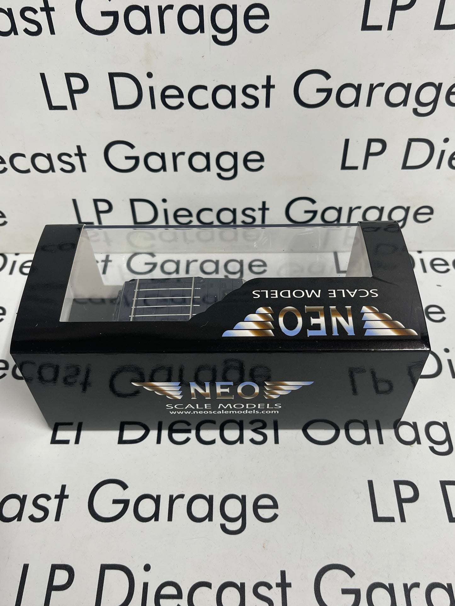 NEO SCALE MODELS Jeep Grand Wagoneer Blue Woody 1:43 Resin Model