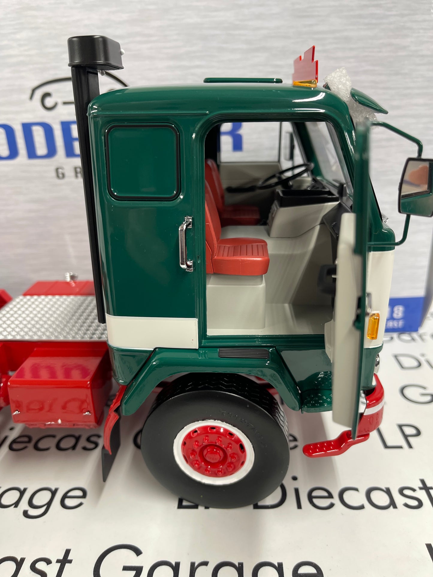 MCG Model Car Group 1977 Volvo F88 Green Semi Truck 1:18 Diecast
