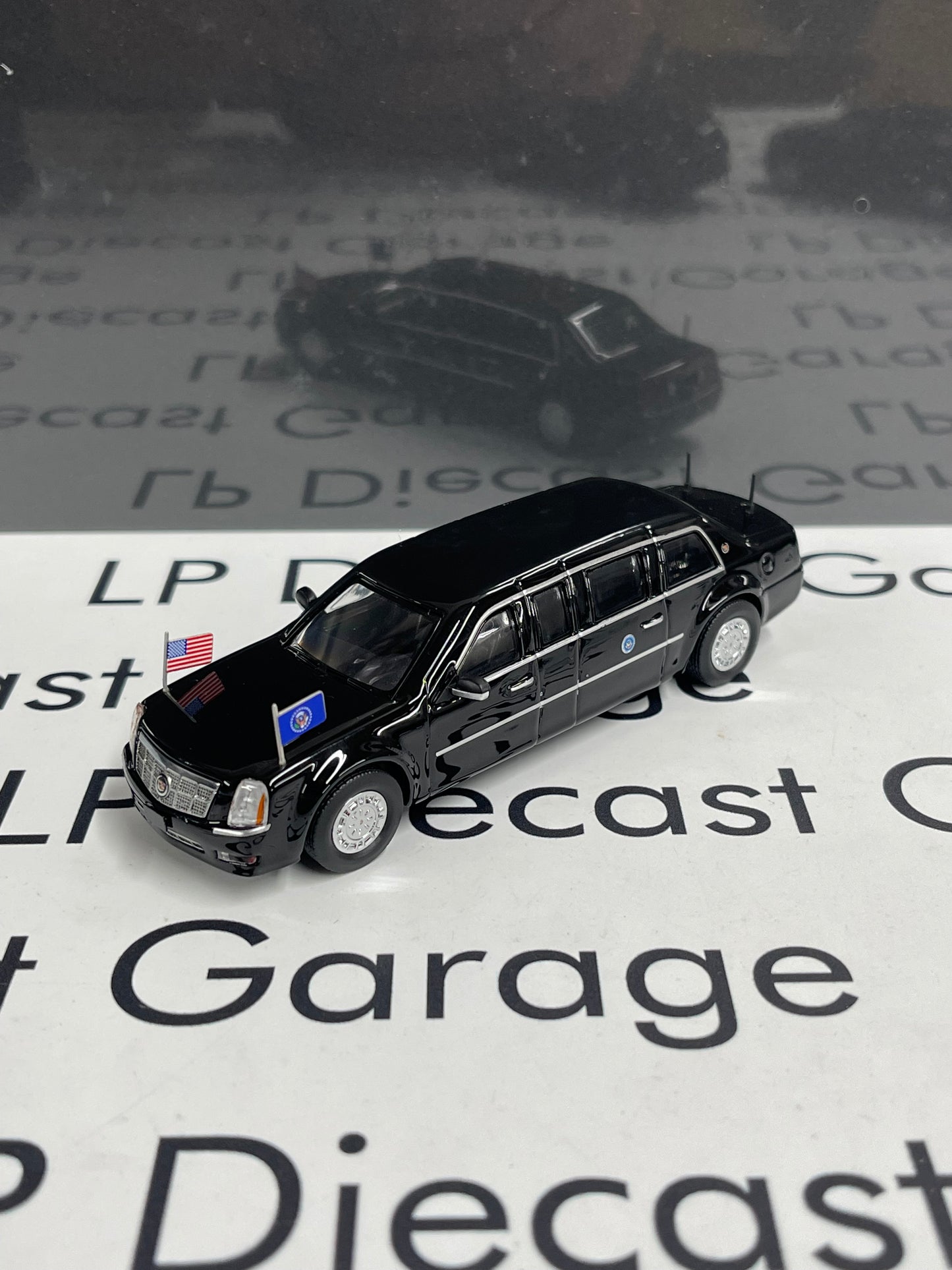 596 Model President 9 Vehicle Box Set 1:64 Diecast Cadillac Suburban Tahoe Express E350 Vans