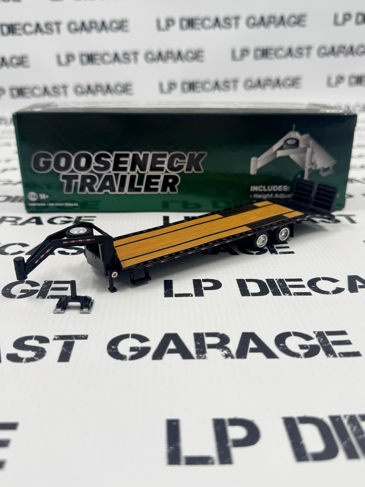 GREENLIGHT Black Gooseneck Deckover Trailer Includes Hitch 1:64 Diecast