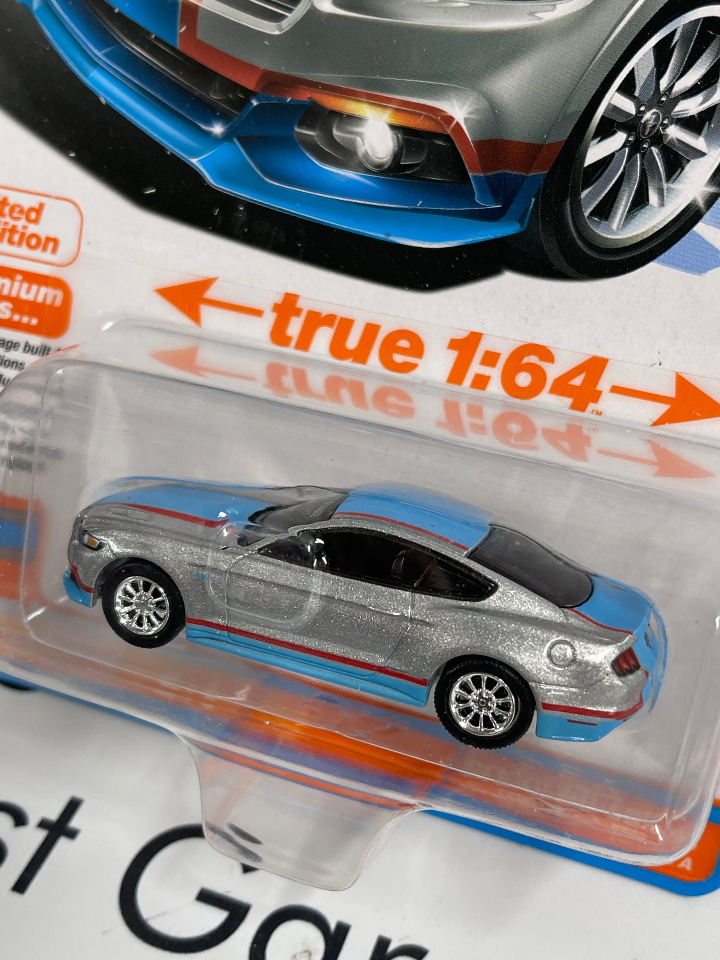 AUTO WORLD 2017 Ford Mustang GT Silver Petty 1:64 Diecast Modern Muscle