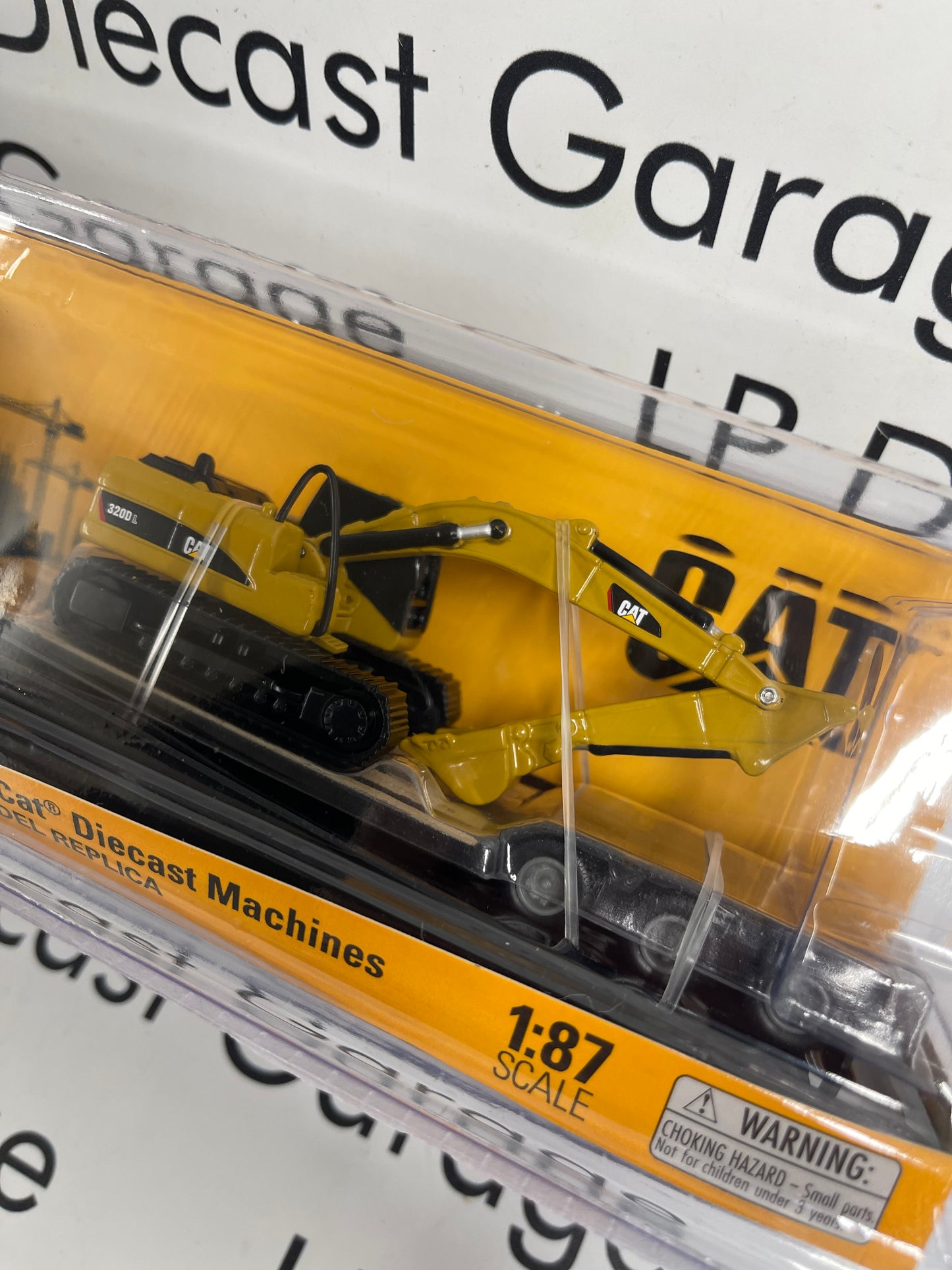 DIECAST MASTERS CAT Kenworth Semi w/ Trailer & Excavator Black 1:87 Diecast