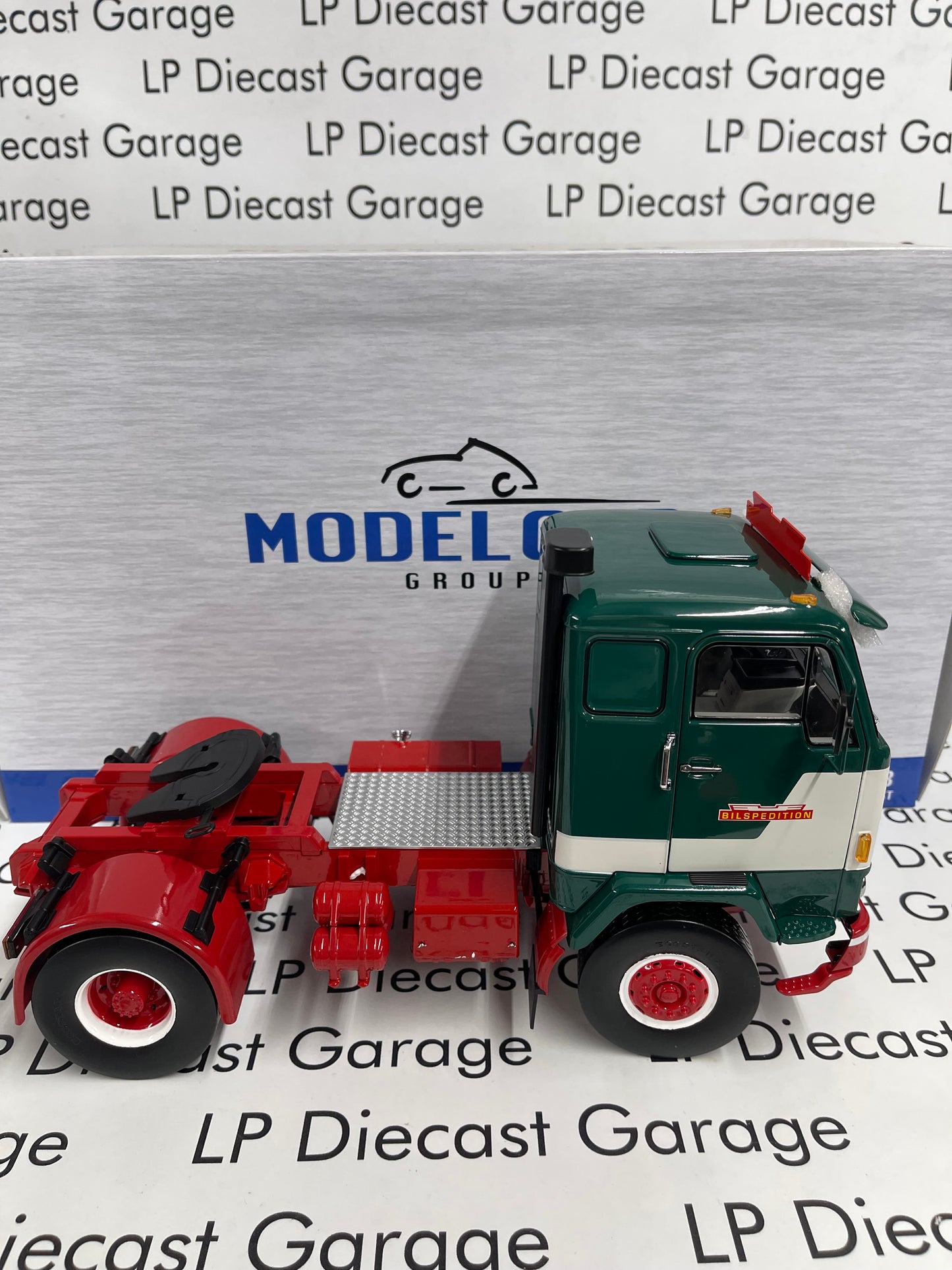 MCG Model Car Group 1977 Volvo F88 Green Semi Truck 1:18 Diecast