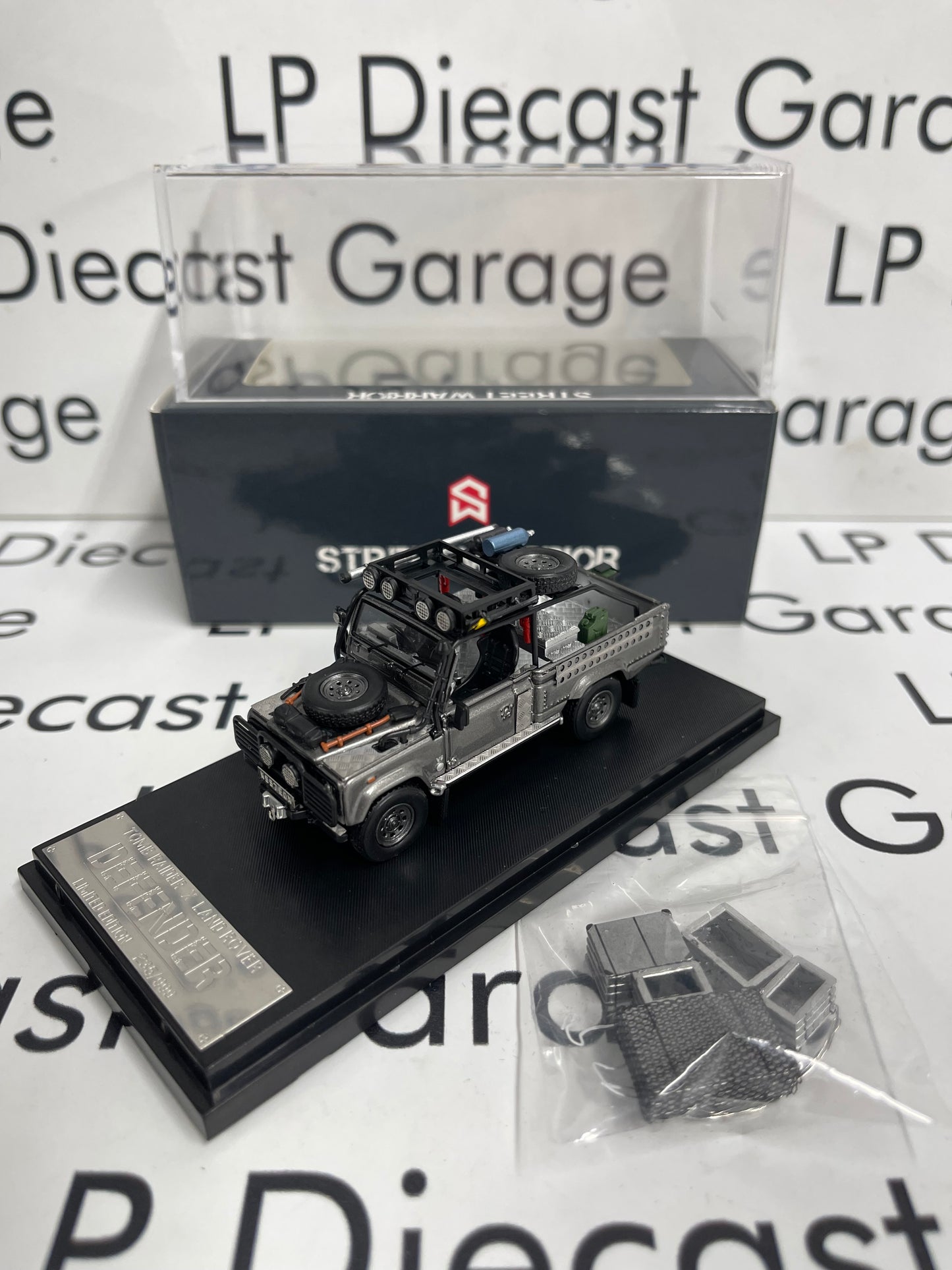 STREET WARRIOR Land Rover Defender Tomb Raider 1:64 Diecast Ghost Player