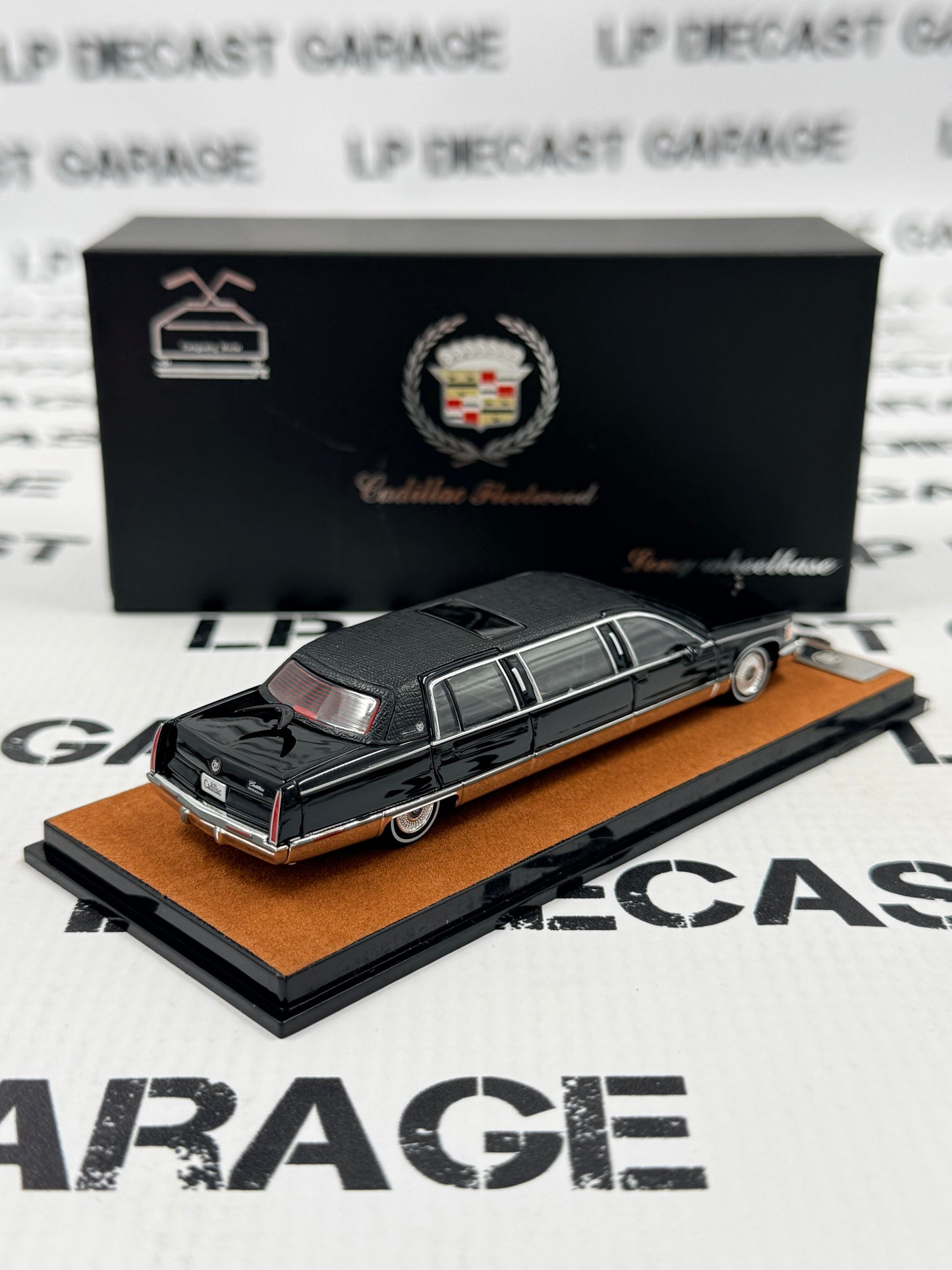 MODEL CAR 1993 Cadillac Fleetwood Limousine Limo Black 1:64 Diecast