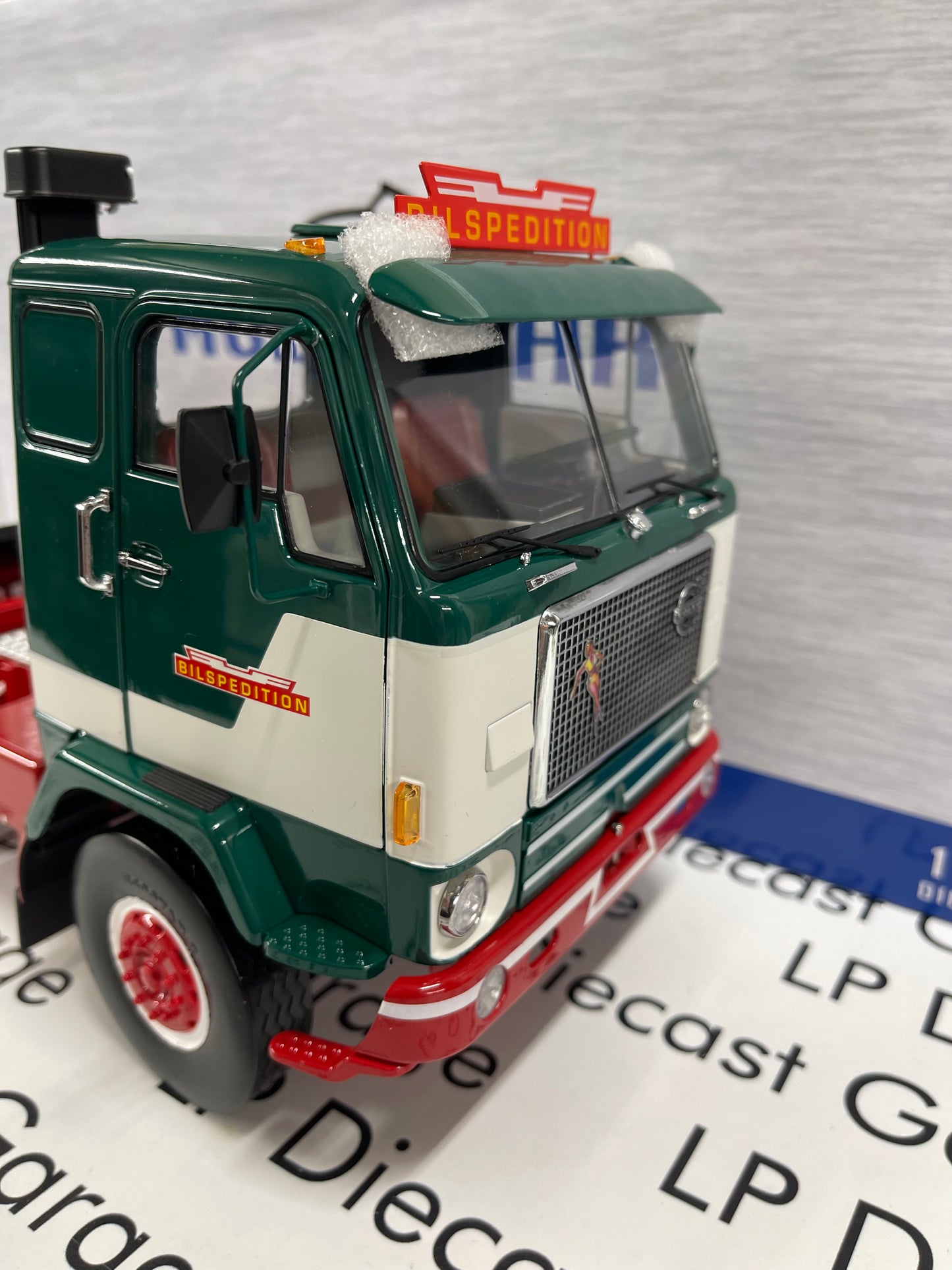 MCG Model Car Group 1977 Volvo F88 Green Semi Truck 1:18 Diecast