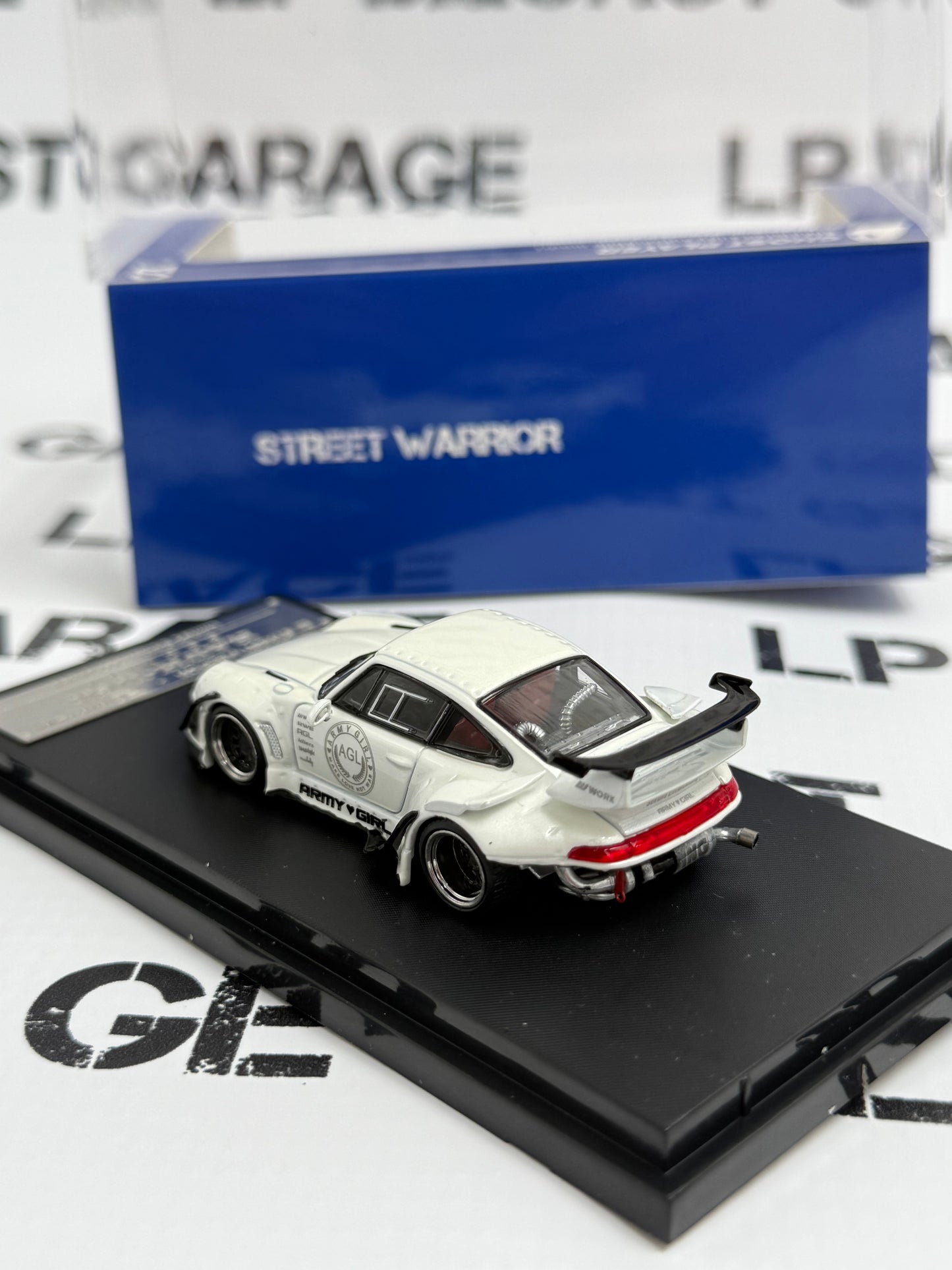 STREET WARRIOR Porsche 993 RAUH-Welt Army Girl 1:64 Diecast Ghost Player