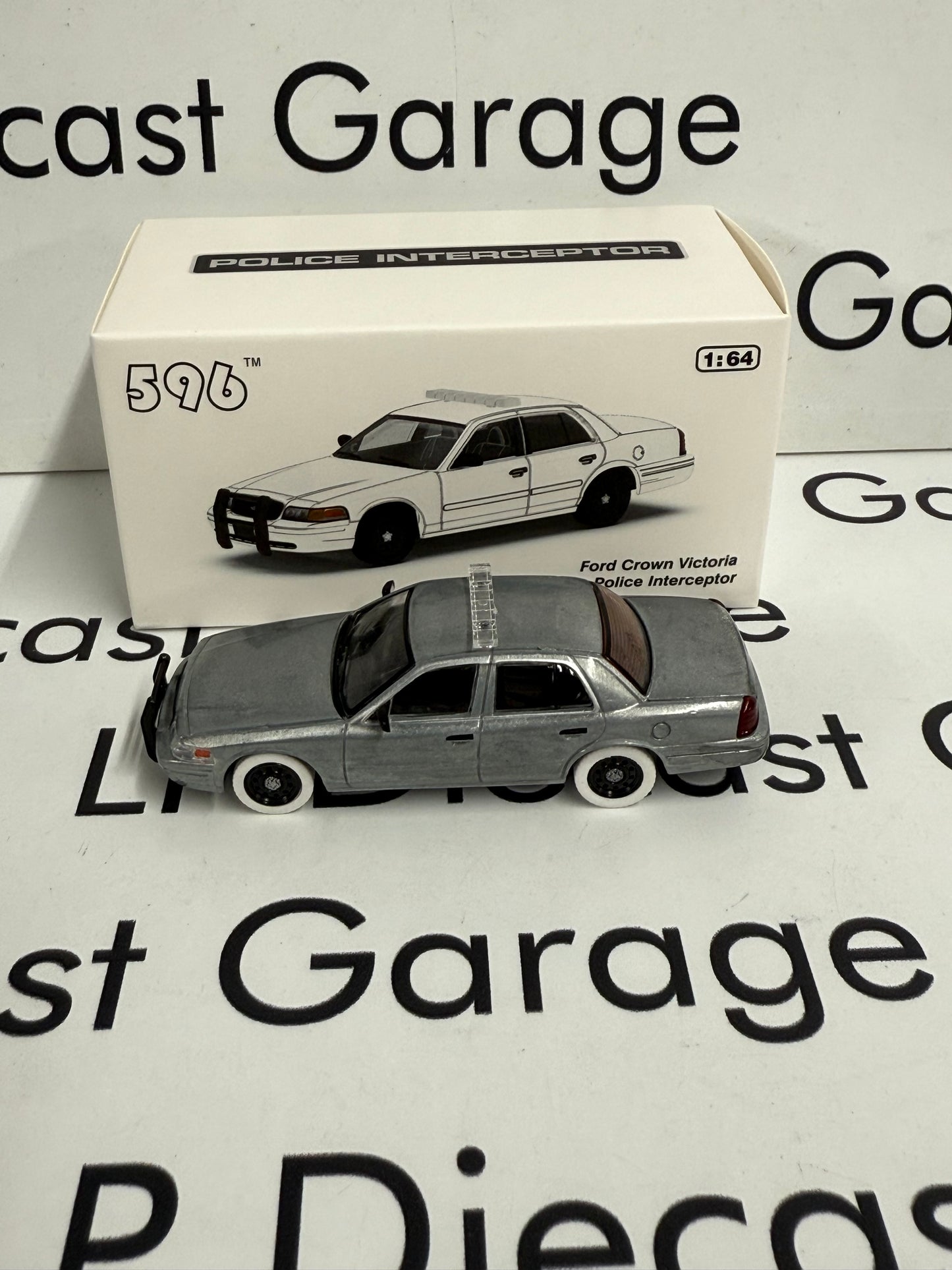RAW CHASE 596 Model Ford Crown Victoria White Police Interceptor 1:64 Diecast