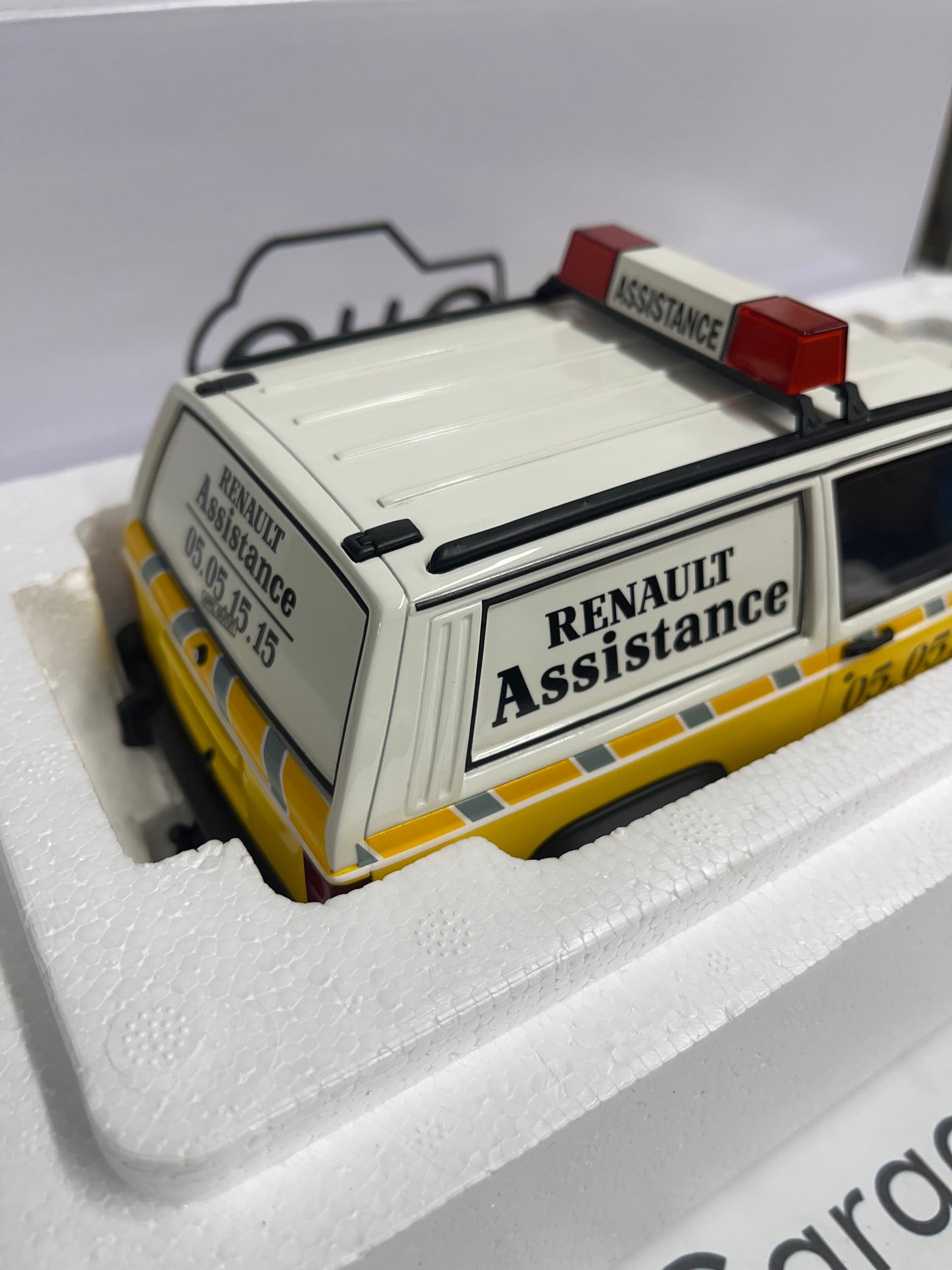 OTTO MOBILE Jeep Cherokee XJ Renault Assistance White 1:18 Scale Resin Model OT939