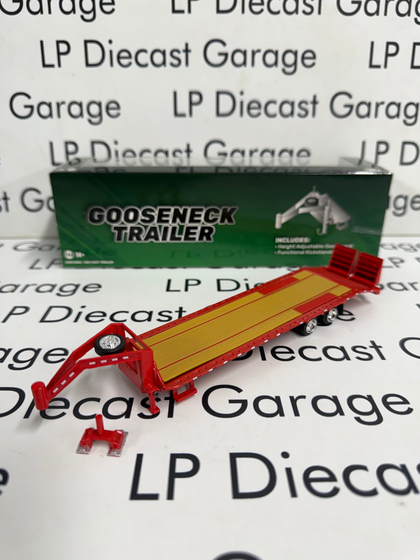 GREENLIGHT Red Gooseneck Deckover Trailer Includes Hitch 1:64 Diecast