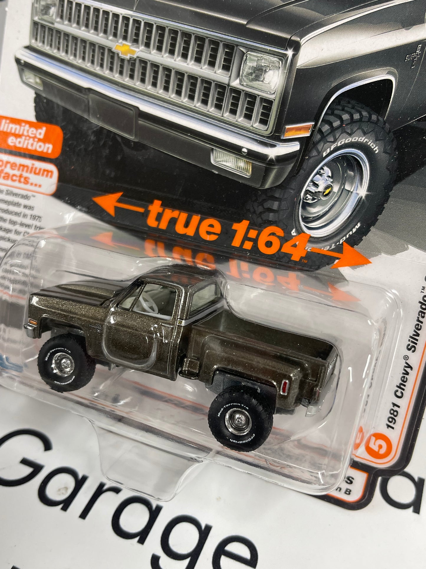 AUTO WORLD 1981 Chevrolet Silverado Graystone Poly 1:64 Diecast Muscle Trucks