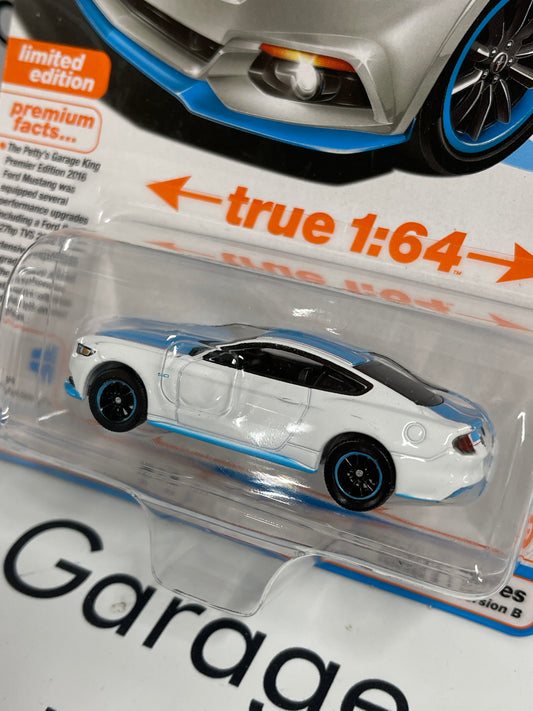 AUTO WORLD 2016 Ford Mustang GT White Petty 1:64 Diecast Modern Muscle