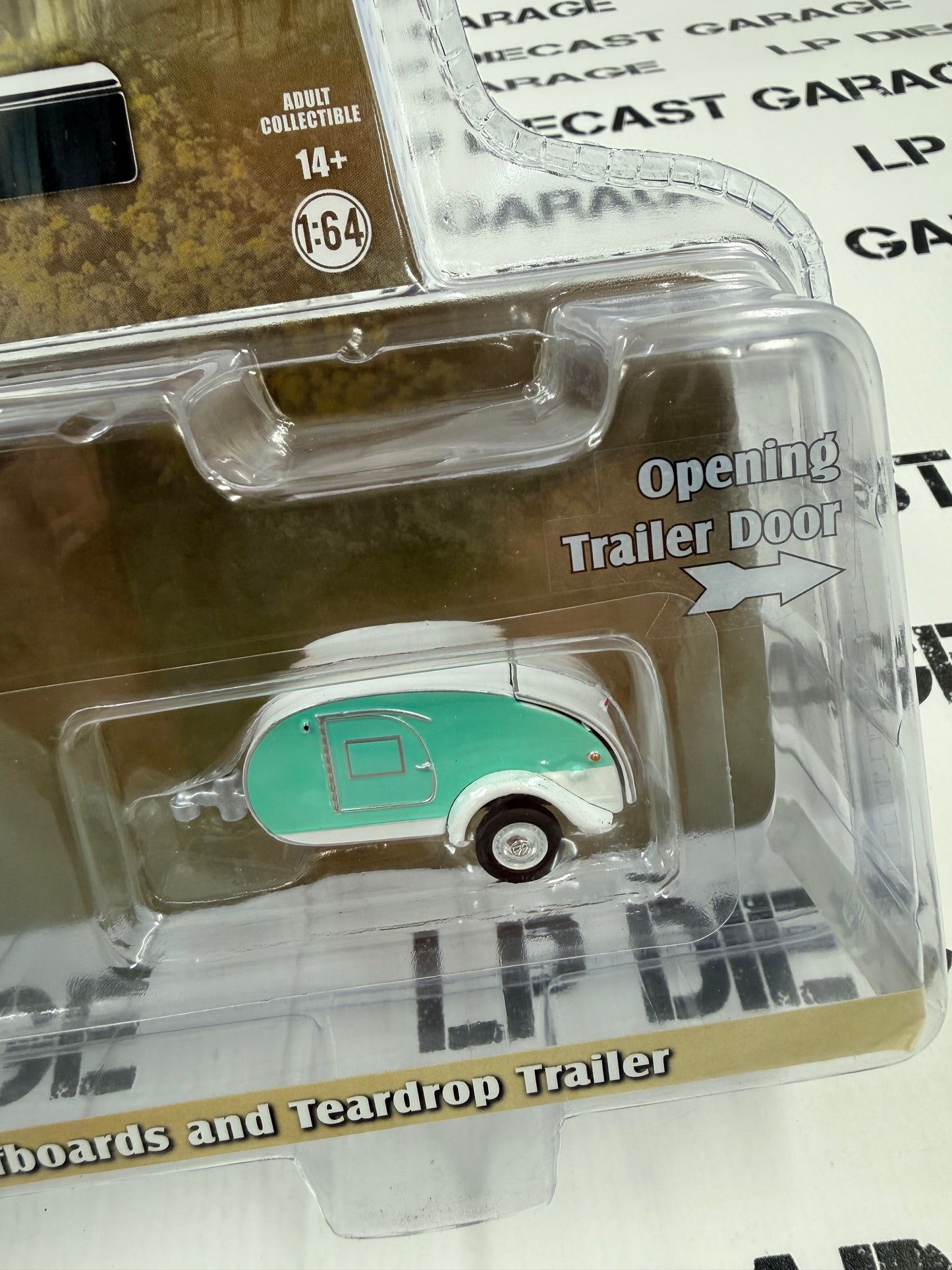 GREENLIGHT 1971 Volkswagen Van w/ Teardrop Trailer 1:64 Diecast Hitch & Tow