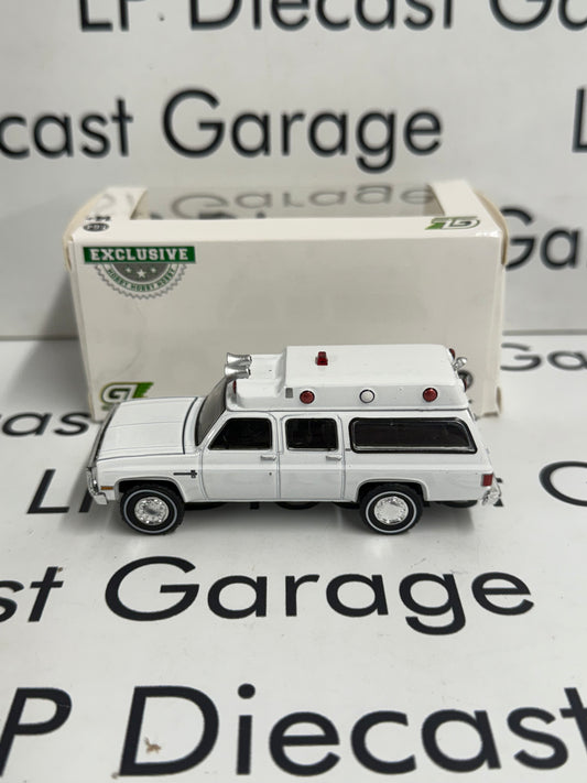GREENLIGHT 1983 GMC Suburban K20 Ambulance 1:64 Diecast White