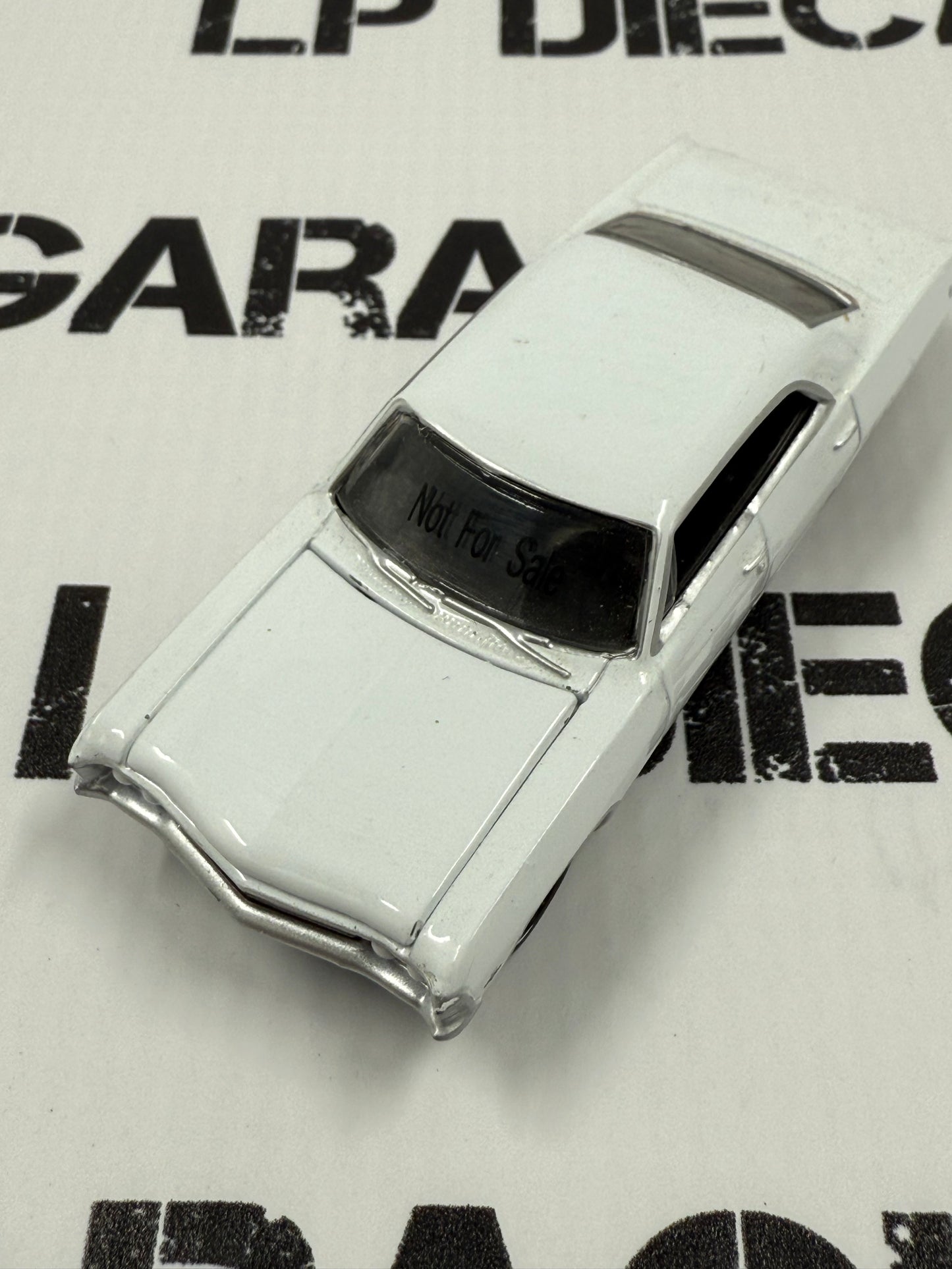 SAMPLE CAR GREENLIGHT 1967 Chevrolet Impala White Sedan 1:64 Diecast