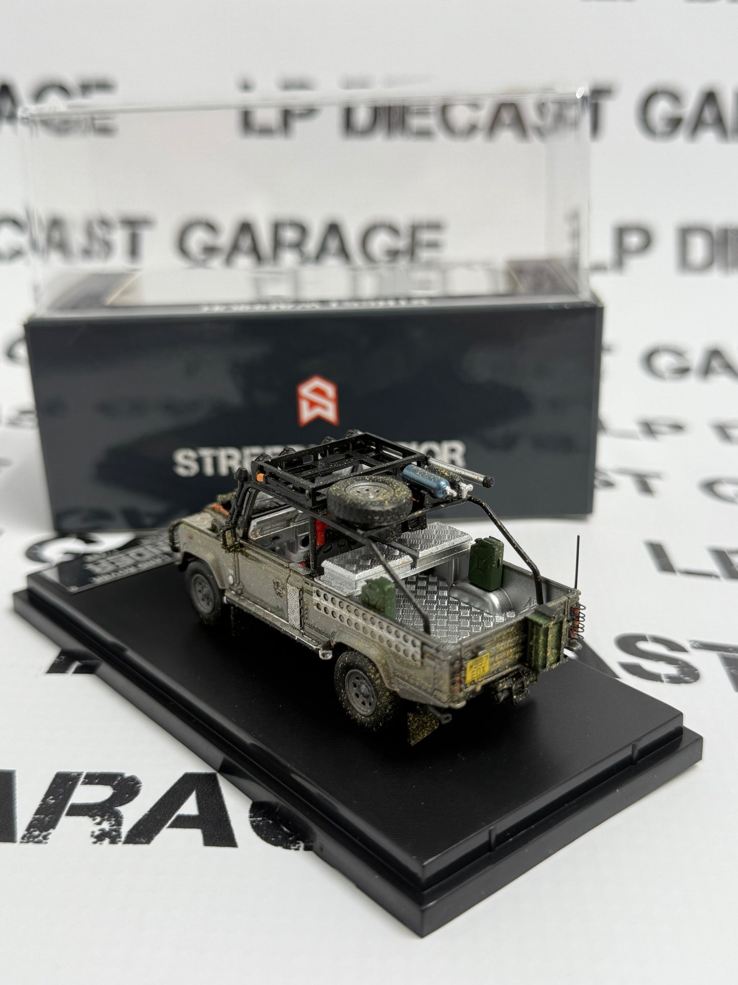 STREET WARRIOR Land Rover Defender Tomb Raider Dirty Version 1:64 Diecast