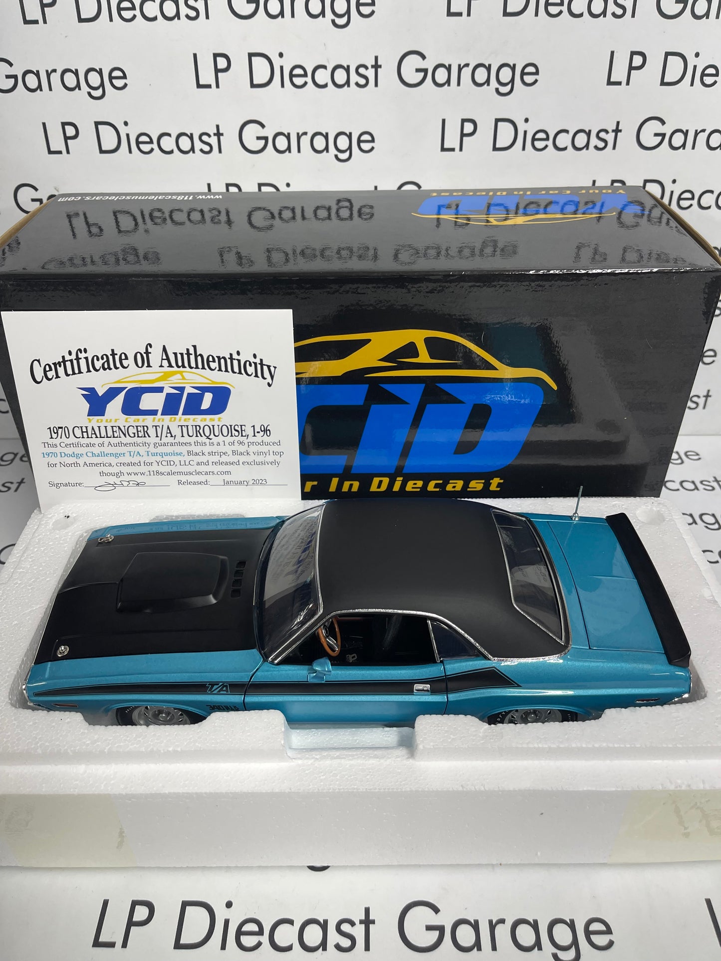 ACME YCID 1970 Dodge Challenger T/A Turquise w/ Black Stripe 1:18 Diecast A1806022LTVTY
