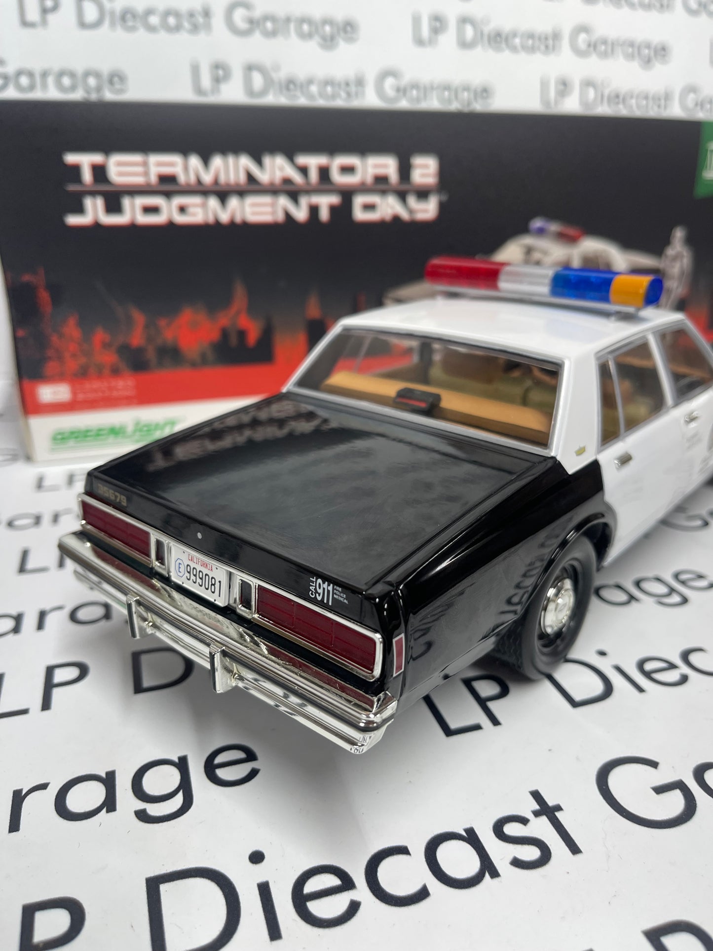 GREENLIGHT 1987 Chevrolet Caprice Metropolitan Police w/ T-1000 Figure Terminator 2 Judgement Day 1:18 Diecast