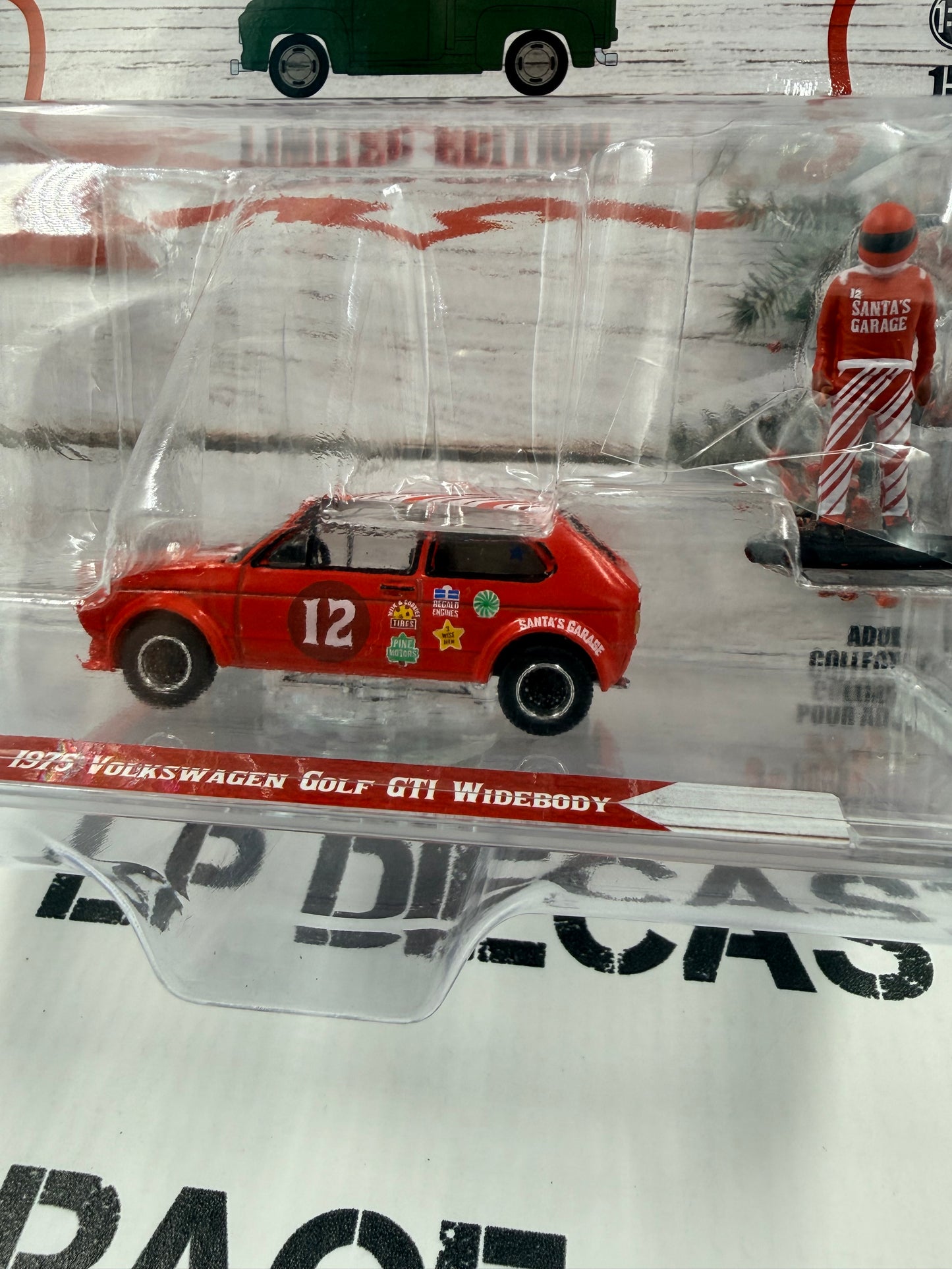 GREENLIGHT 1975 Volkswagen Golf GTI w/ Figure 1:64 Diecast Christmas 2025