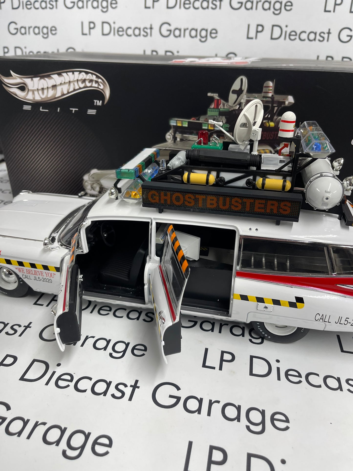 HOT WHEELS Ghostbusters II Ecto 1 Cadillac Ambulance 1:18 Diecast Elite