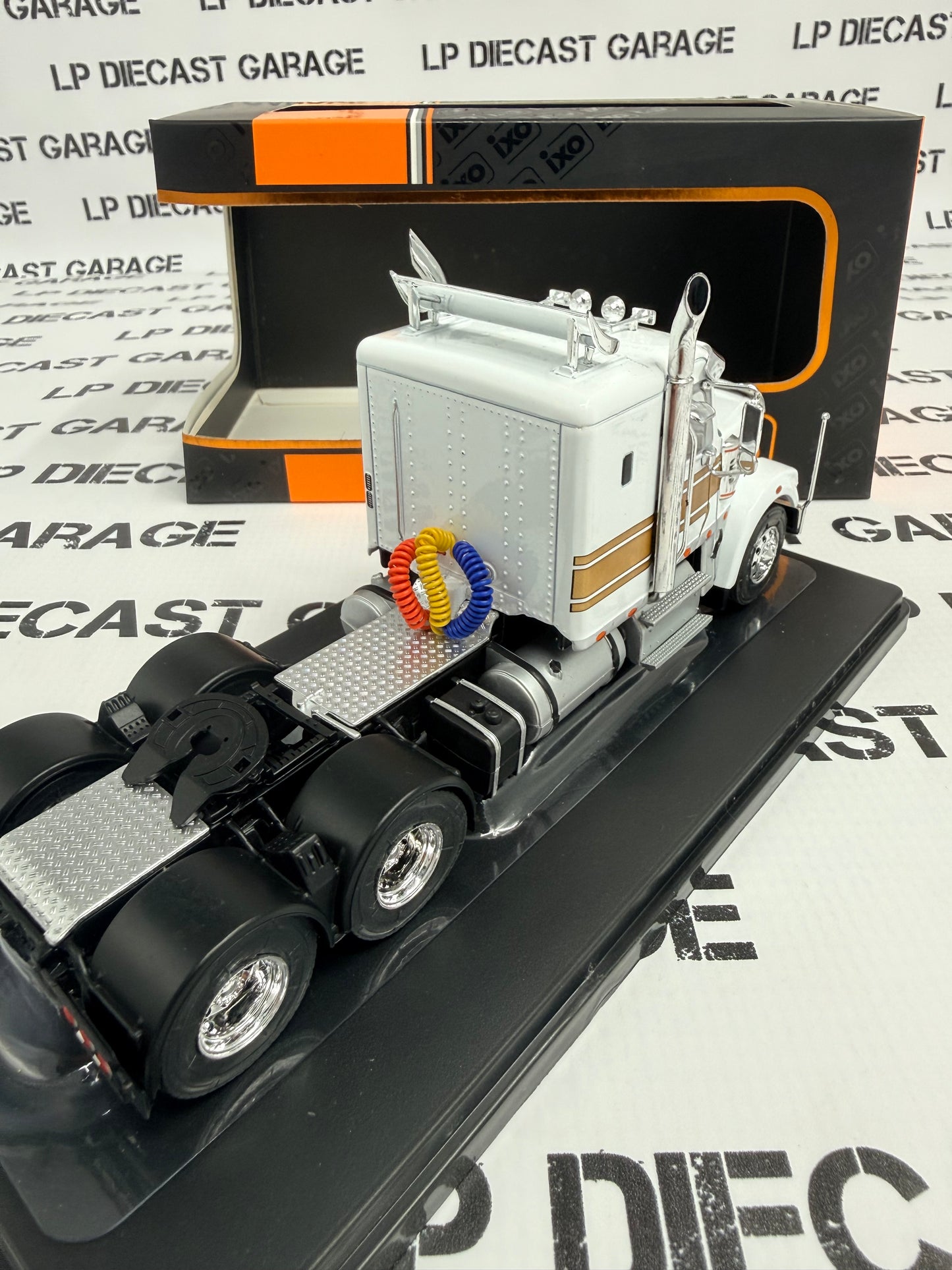 IXO Models 2012 Freightliner Coronado White w/ Gold Stripe 1:43 Diecast