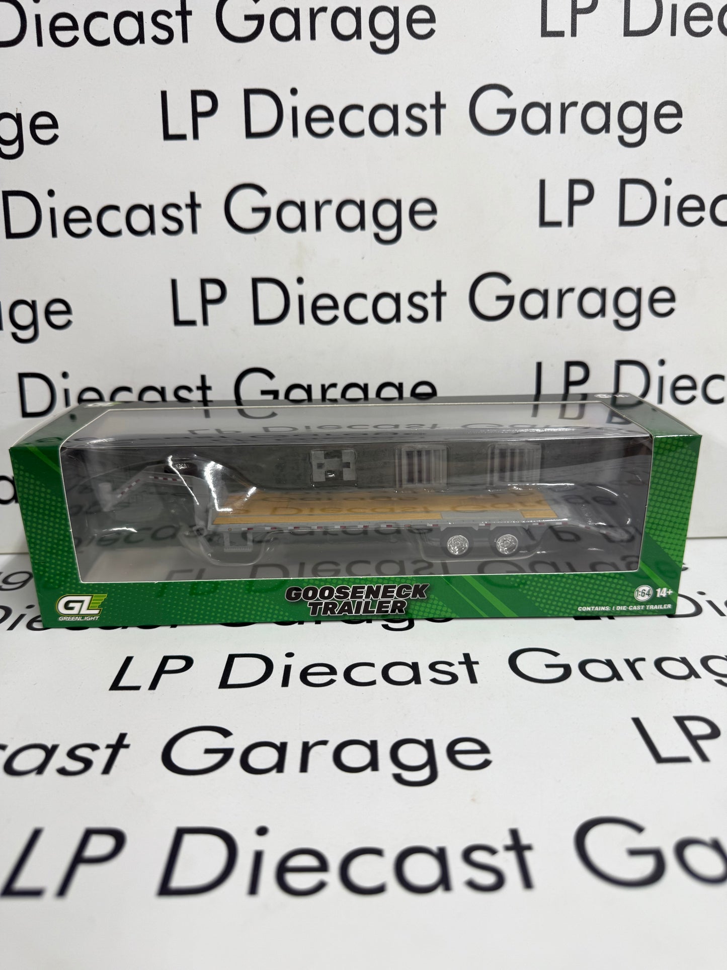 GREENLIGHT Grey Gooseneck Deckover Trailer Includes Hitch 1:64 Diecast