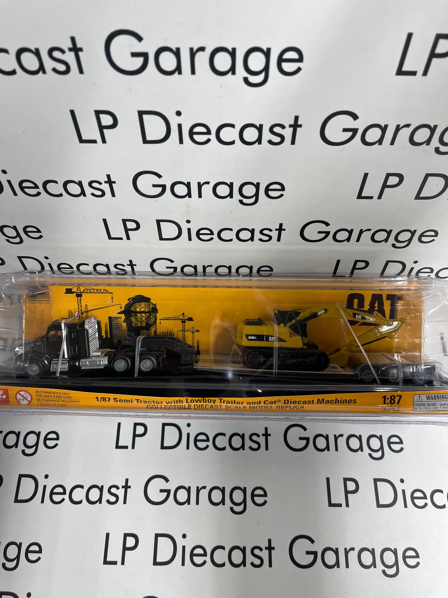 DIECAST MASTERS CAT Kenworth Semi w/ Trailer & Excavator Black 1:87 Diecast