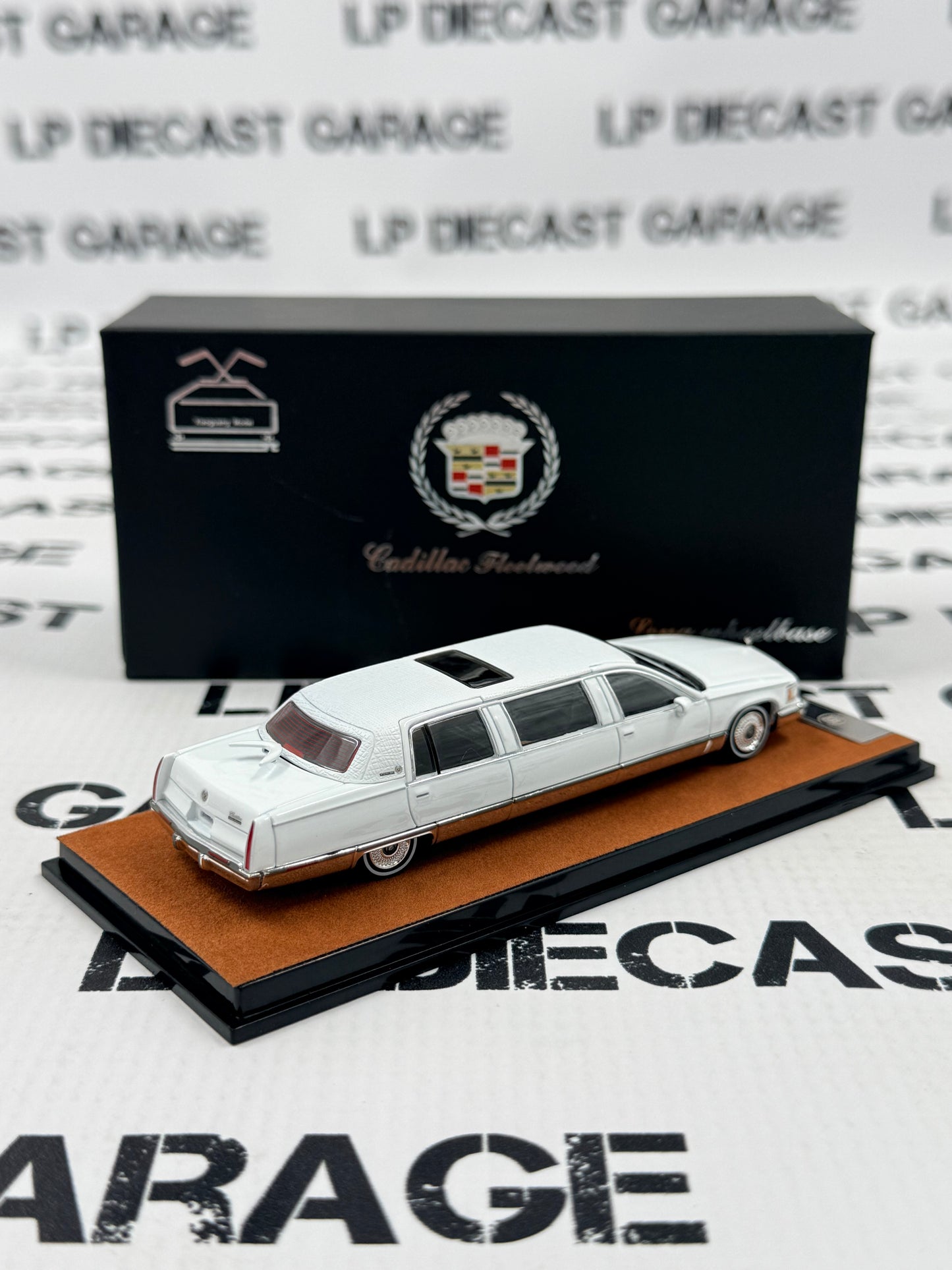 MODEL CAR 1993 Cadillac Fleetwood Limousine Limo White 1:64 Diecast