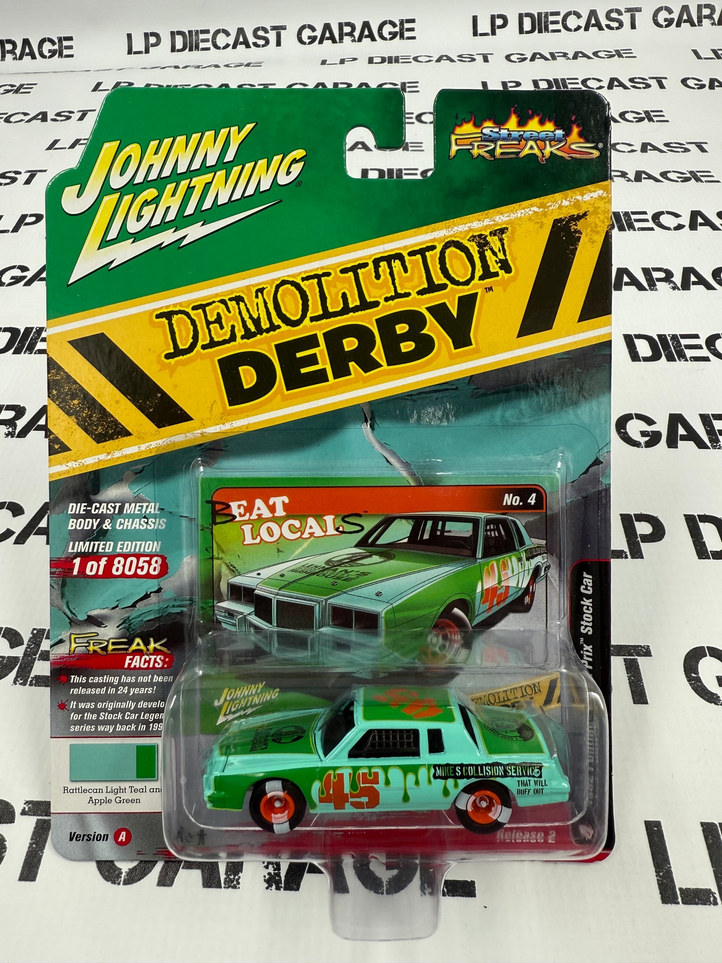 JOHNNY LIGHTNING 1982 Pontiac Grand Prix 1:64 Diecast Demolition Derby