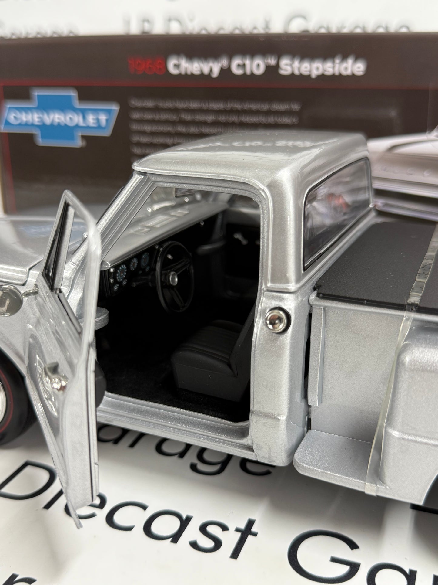 AUTO WORLD 1968 Chevy C10 Stepside Silver Short Bed 1:18 Diecast