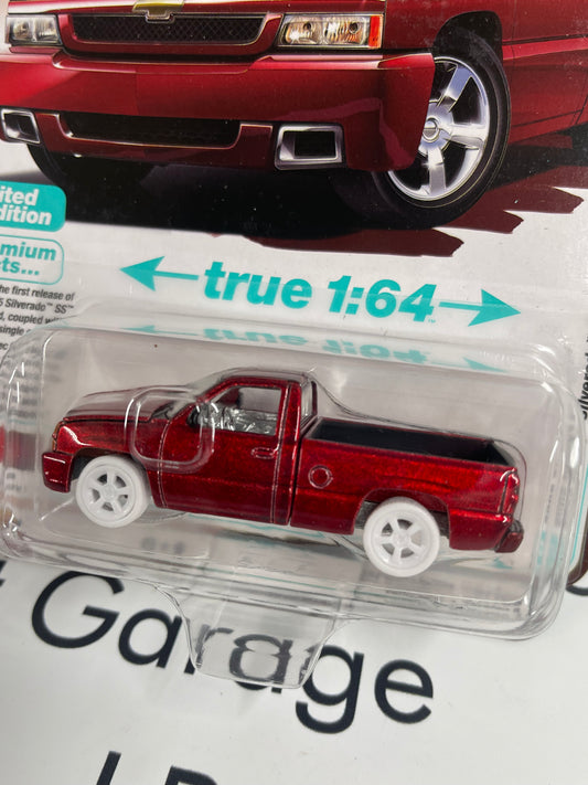 ULTRA RED CHASE AUTO WORLD 2005 Chevy Silverado SS Red 1:64 Diecast Muscle Trucks