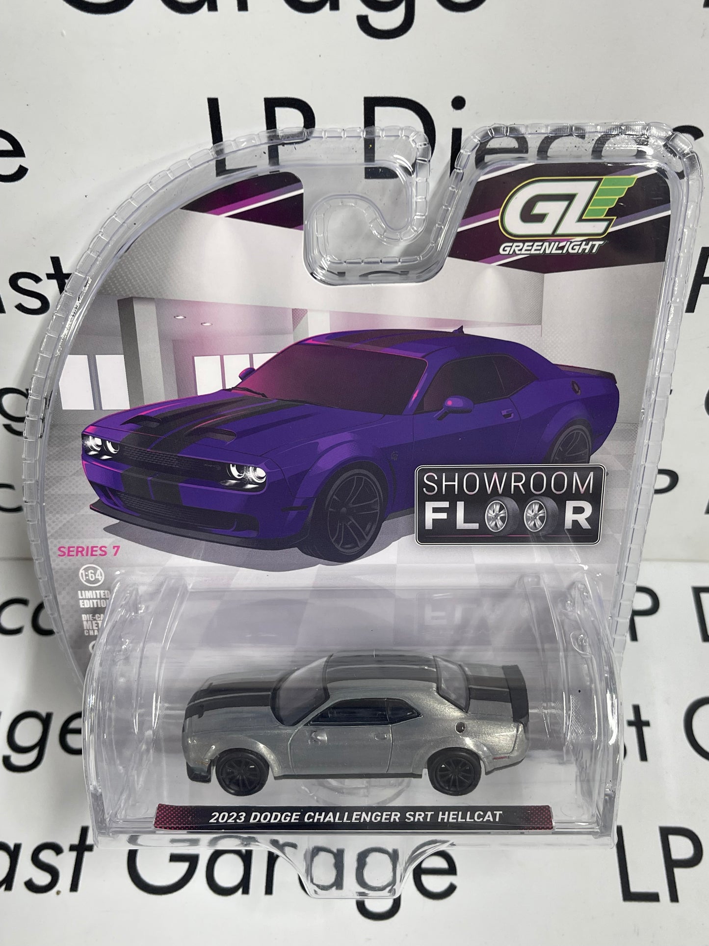 RAW CHASE GREENLIGHT 2023 Dodge Challenger SRT Hellcat Plum Purple Showroom 1:64 Diecast