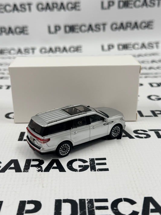 MODEL TRUCK 2024 Lincoln Navigator Silver SUV 1:64 Diecast