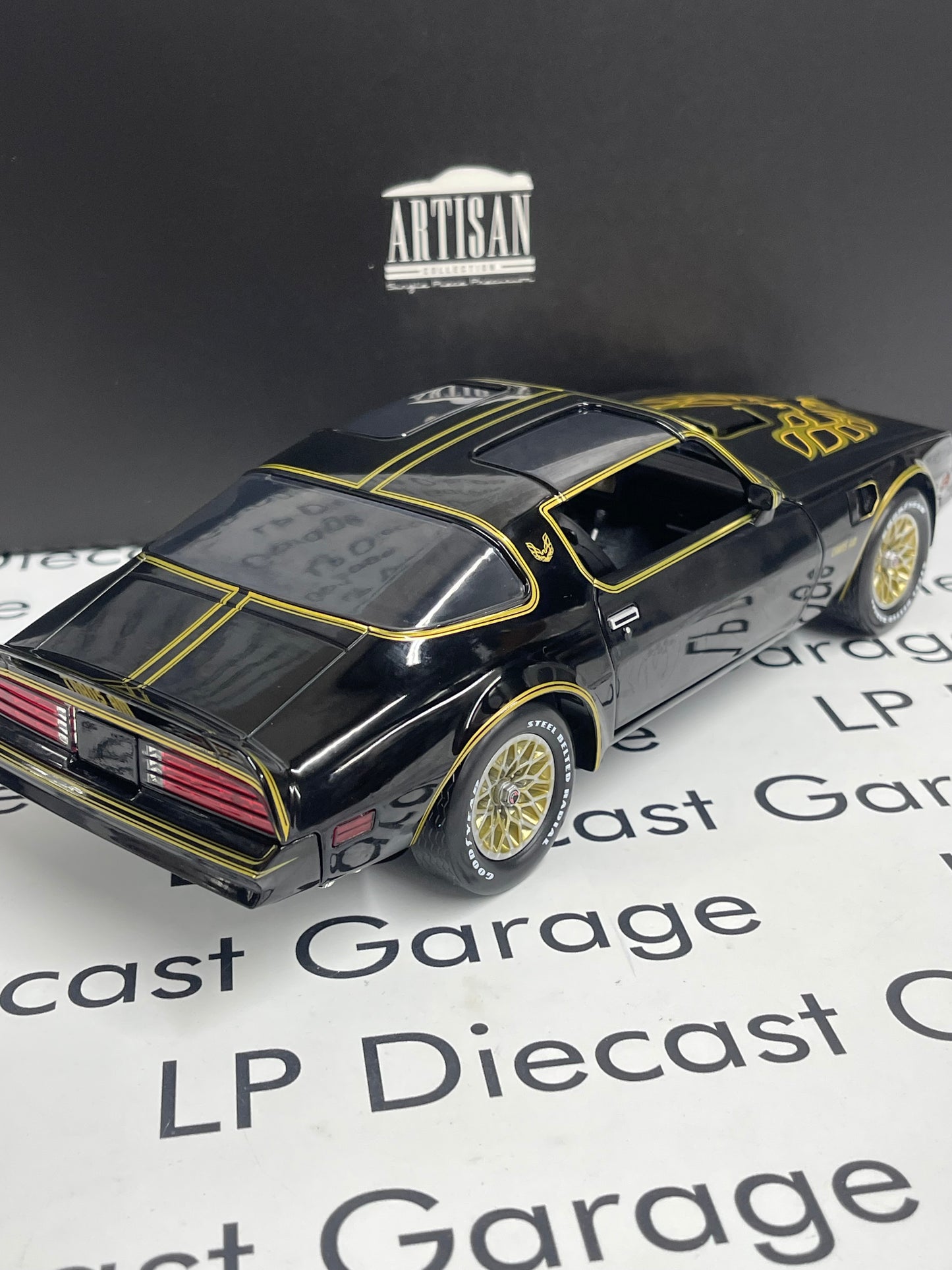 GREENLIGHT 1977 Pontiac Firebird Trans Am Black Gold 1:18 Diecast