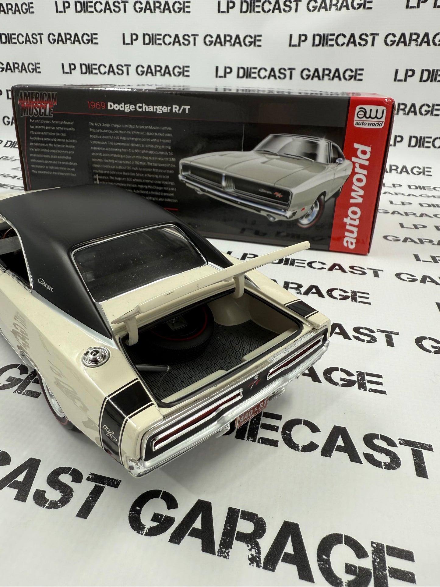 AUTO WORLD 1969 Dodge Charger R/T White 440 1:18 Diecast