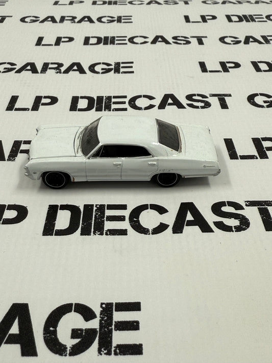 SAMPLE CAR GREENLIGHT 1967 Chevrolet Impala White Sedan 1:64 Diecast